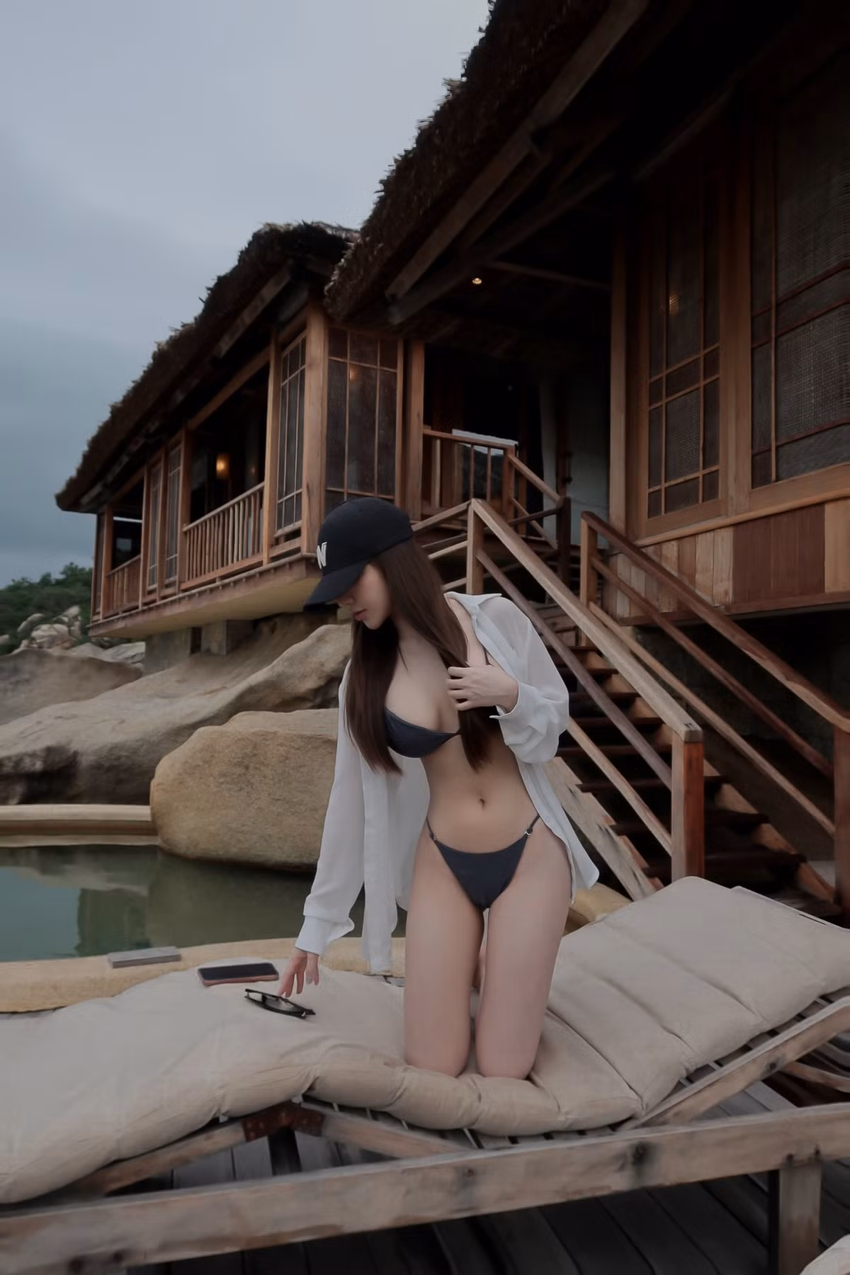 Ngay lập tức, loạt ảnh của Gia Hân nhận về hàng nghìn lượt yêu thích cùng bình luận: "Bắc đang lạnh mà em cho cái ảnh đóng băng", "chị này có thật ngoài đời không vậy", "xuất sắc quá Hân ơi", "dáng xinh quá chị ơi".