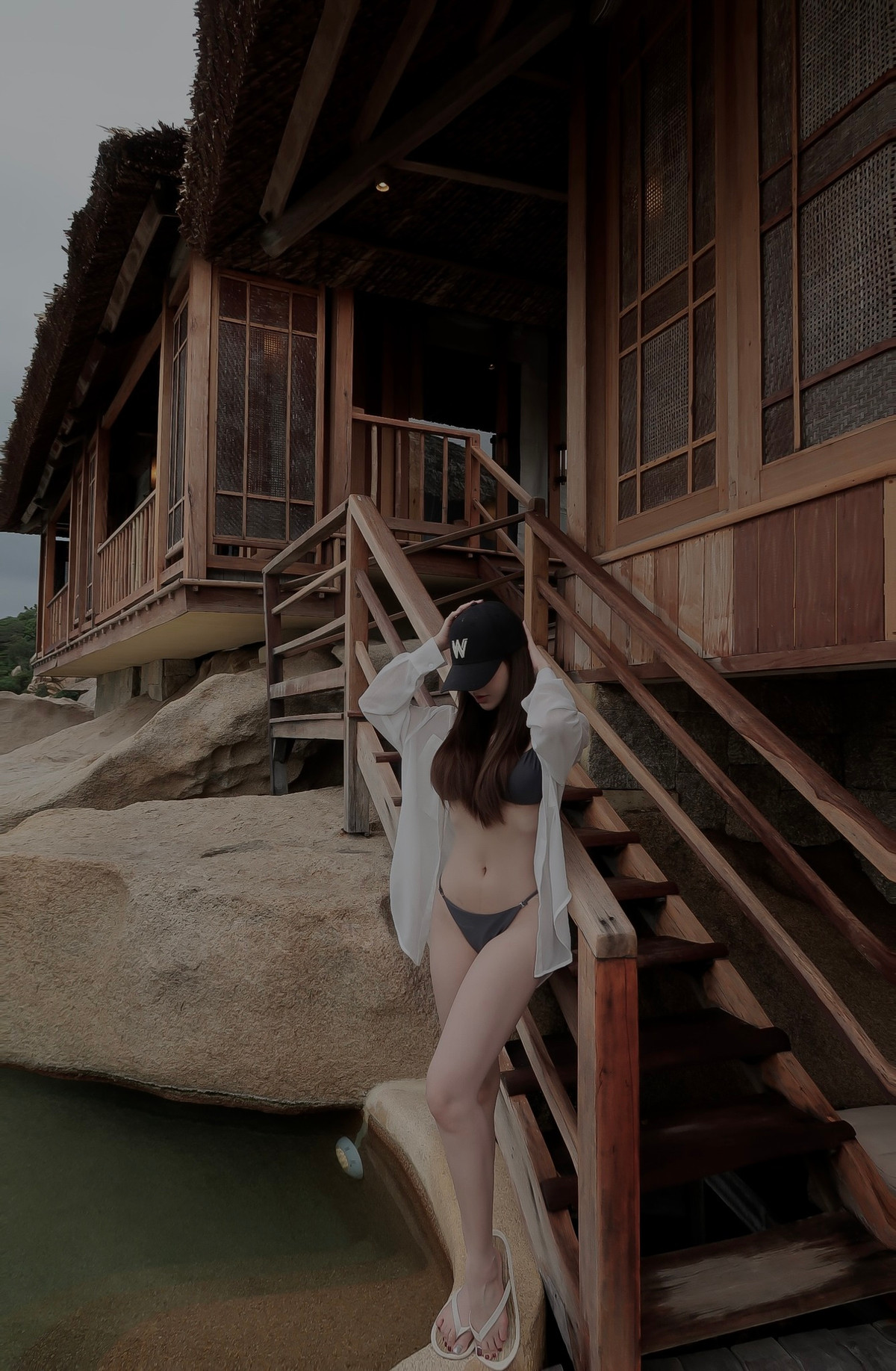 Cô nàng cực nóng bỏng với bikini màu đen, dây bé xíu khoe vòng 1 căng tròn và vòng eo “con kiến”.