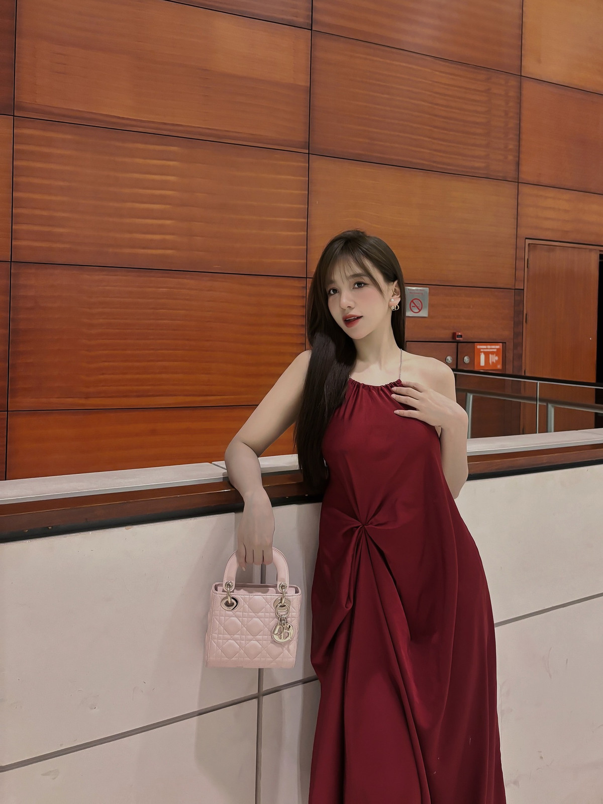 Cô nàng ưa diện những thiết kế váy hai dây hoặc váy cúp ngực khoe trọn bờ vai trần.