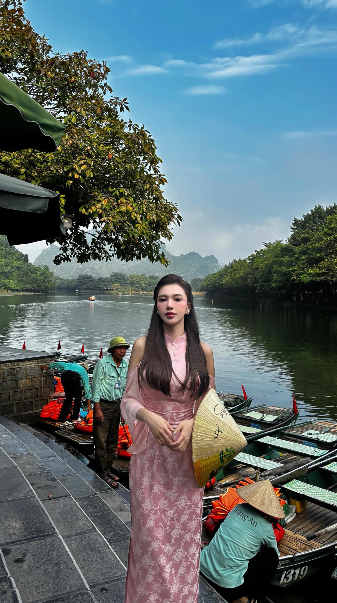 Sau khi chia tay Hoàng Đức, hot girl sinh năm 1997 được khen ngày càng thăng hạng nhan sắc.