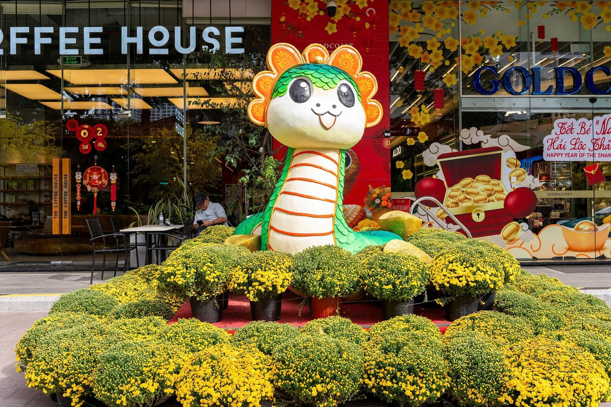 Tại một tòa nhà ở phường Lộc Thọ (TP Nha Trang), các công nhân đang tất bật hoàn thành 4 linh vật rắn của năm Ất Tỵ 2025.