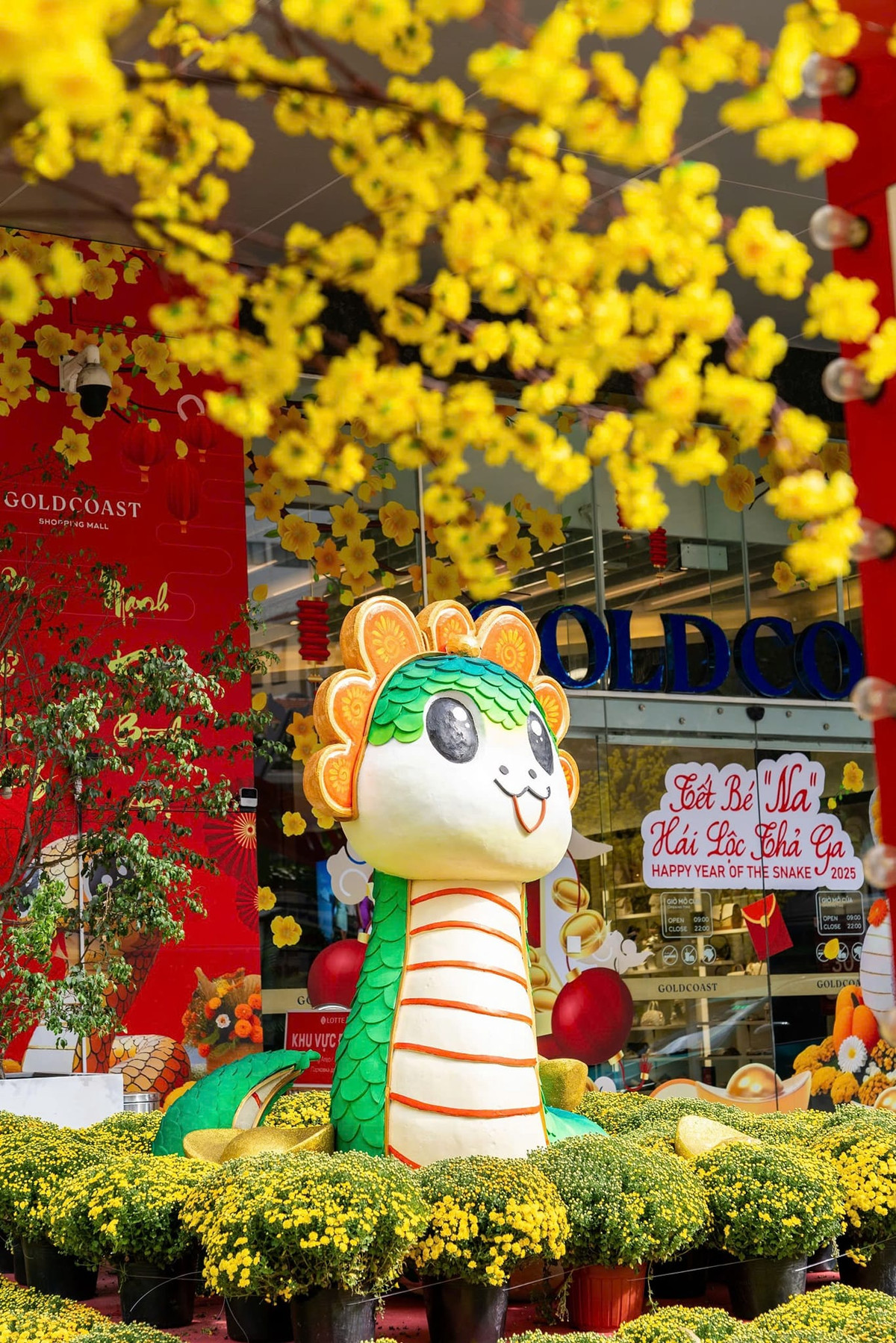 Linh vật rắn hổ mang chúa cao 3,5m, được gia công bằng khung lõi thép, bọc phía ngoài là xốp mịn.