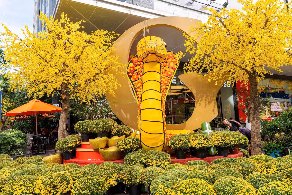 Mô hình bé Na khổng lồ thu hút người qua đường phải dừng lại nhìn, chụp ảnh check-in.