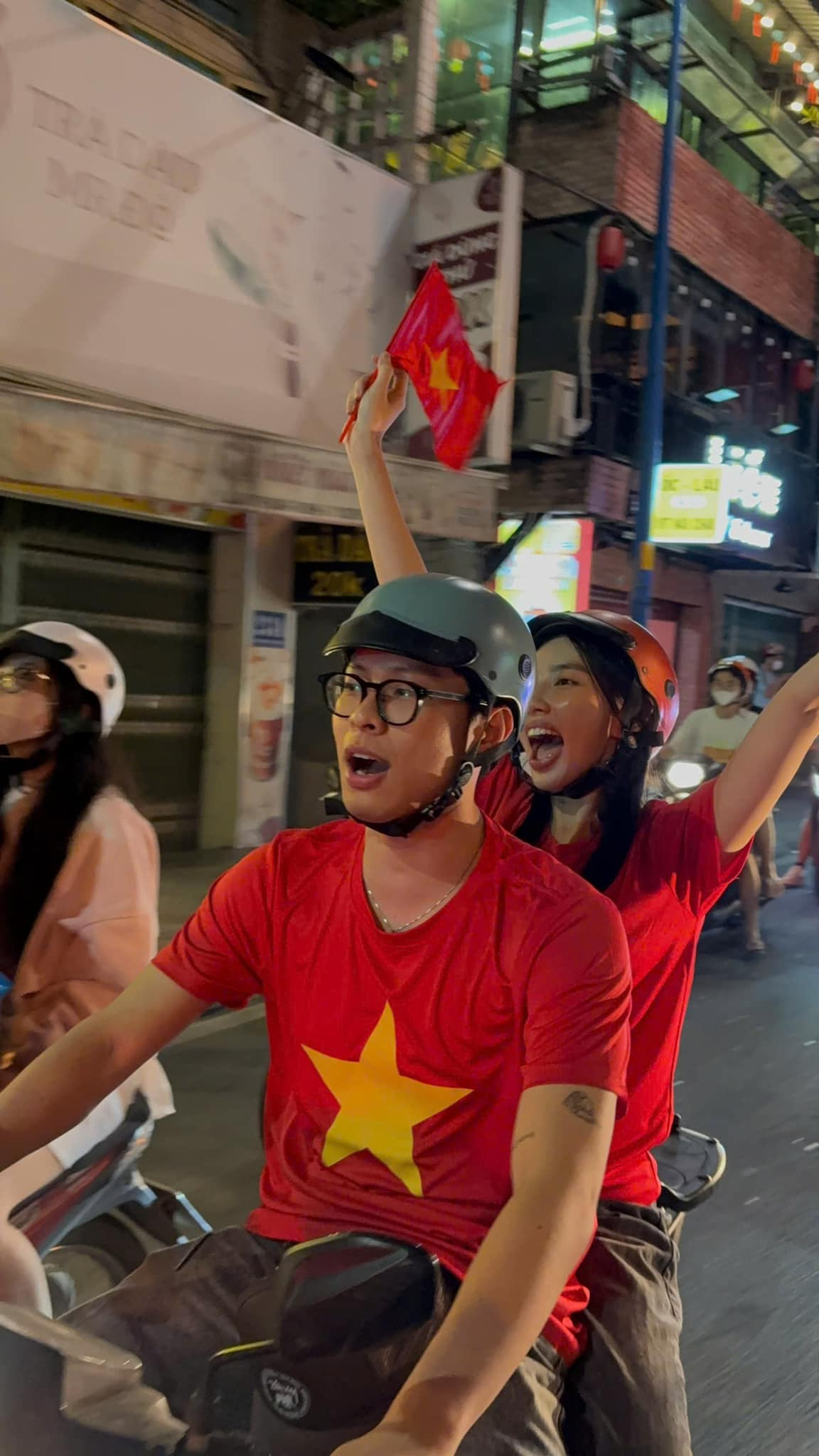 Nhiều người bày tỏ sự thích thú trước hình ảnh gần gũi, giản dị này của cặp đôi: "Nhìn vui lây luôn á", "cũng cháy không kém ai luôn", "đỉnh nóc kịch trần".