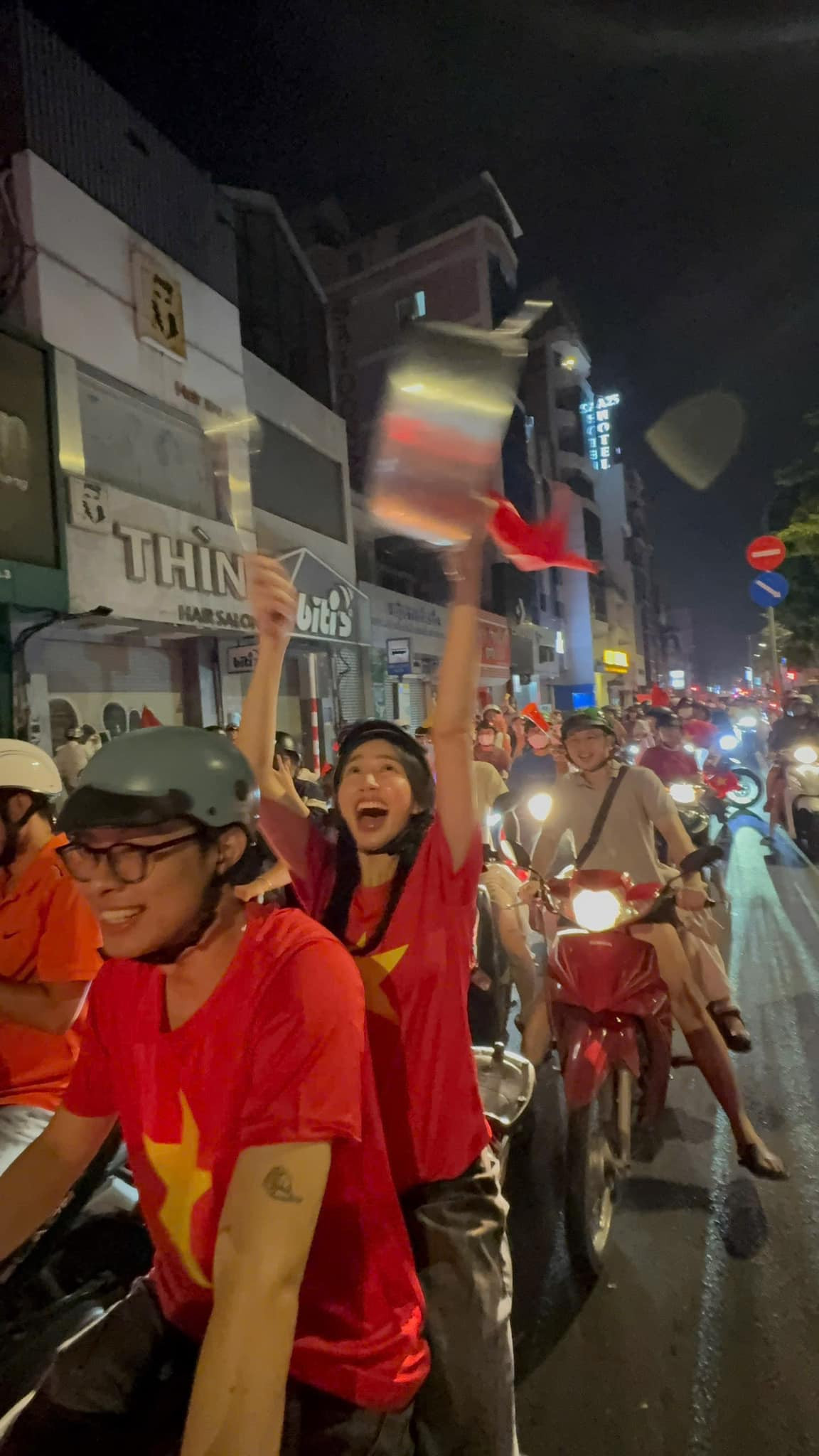 Thùy Tiên với vẻ đẹp rạng rỡ và HURRYKNG với phong cách năng động đã nhanh chóng trở thành tâm điểm chú ý của mọi ánh nhìn