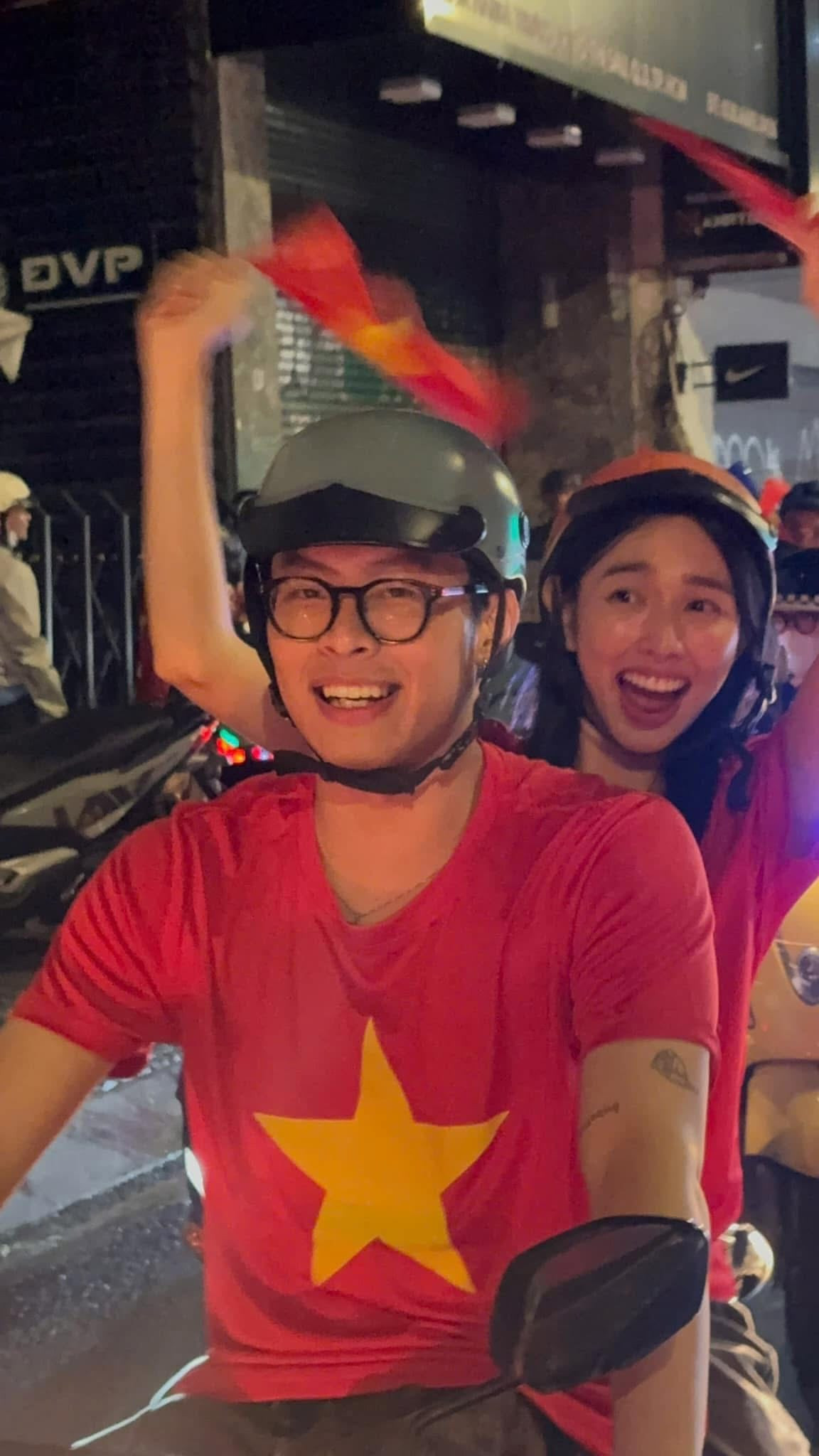 Cặp đôi không ngần ngại hòa mình vào đám đông, cùng nhau nhảy múa, hát hò và cổ vũ cho đội tuyển.