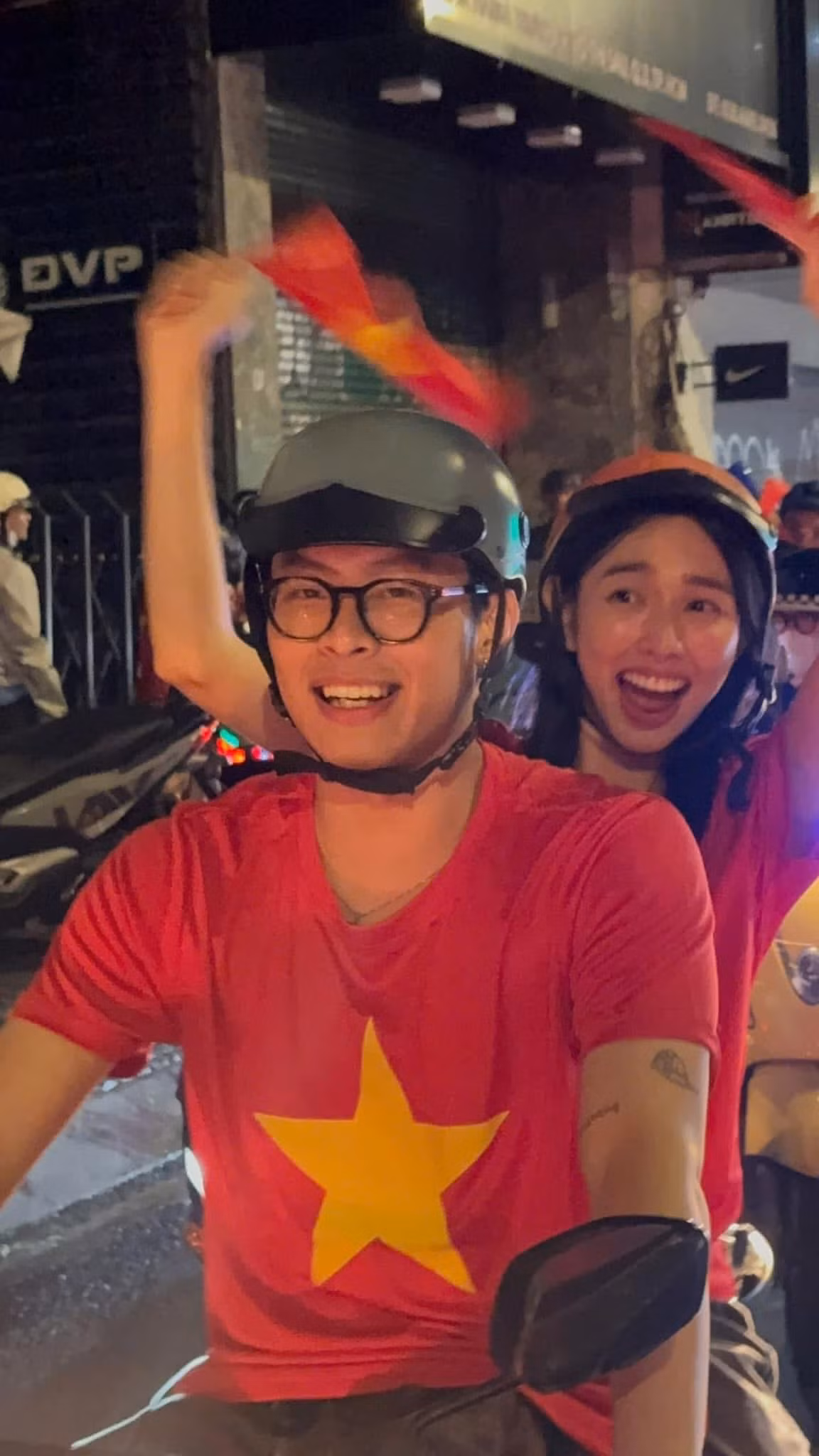 Cặp đôi không ngần ngại hòa mình vào đám đông, cùng nhau nhảy múa, hát hò và cổ vũ cho đội tuyển.