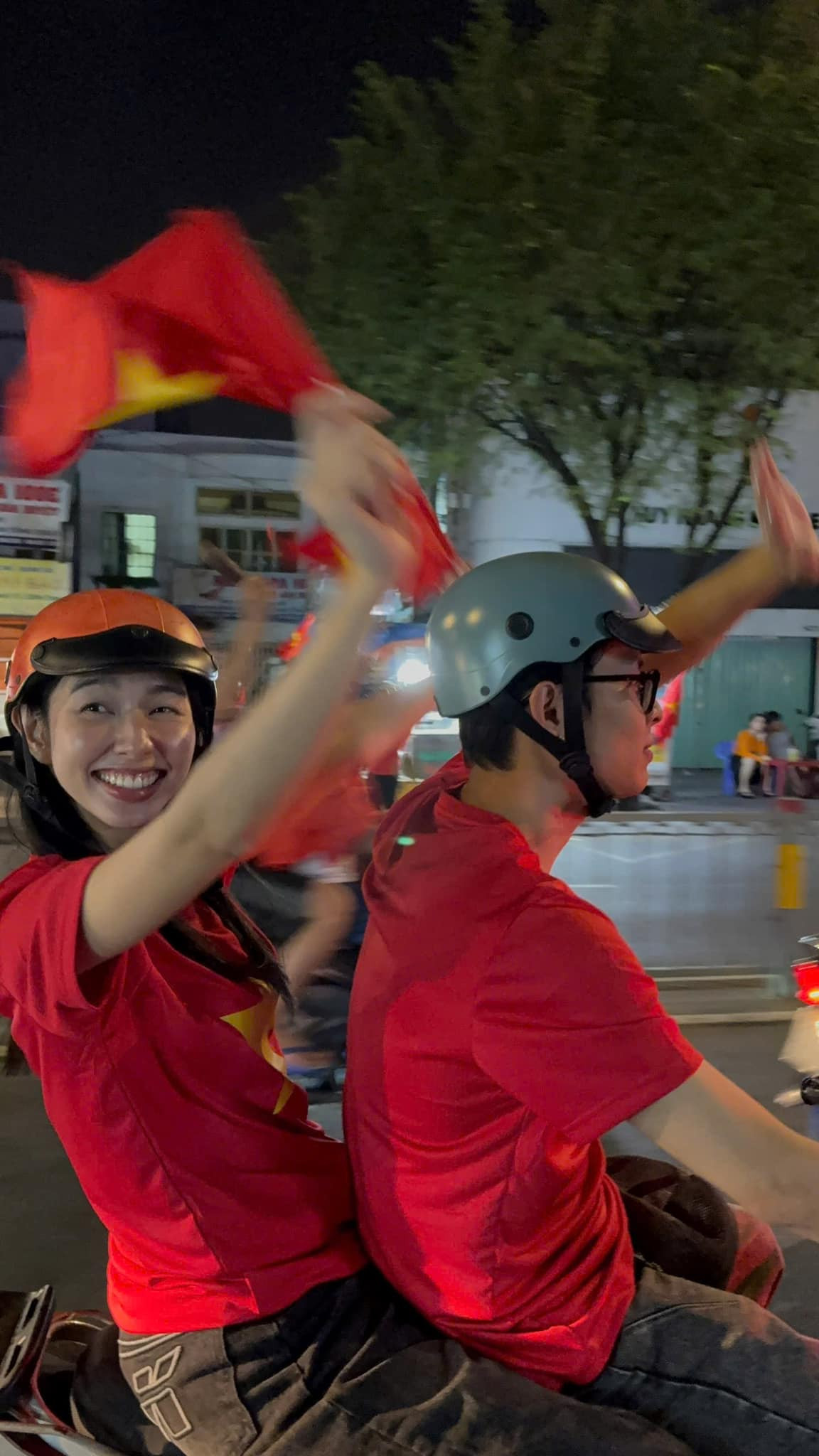 Hình ảnh Thùy Tiên và HURRYKNG cùng nhau "đi bão" nhanh chóng được chia sẻ rộng rãi trên mạng xã hội, nhận được sự quan tâm lớn từ cộng đồng mạng.