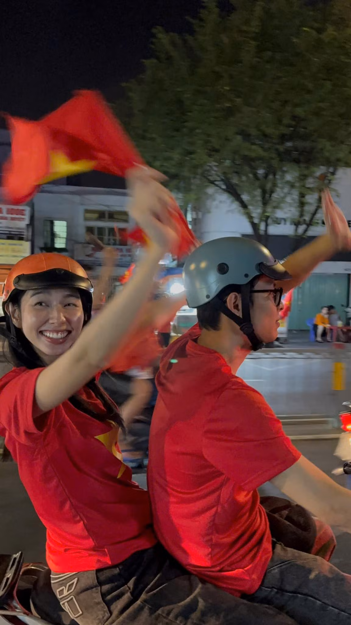 Hình ảnh Thùy Tiên và HURRYKNG cùng nhau "đi bão" nhanh chóng được chia sẻ rộng rãi trên mạng xã hội, nhận được sự quan tâm lớn từ cộng đồng mạng.