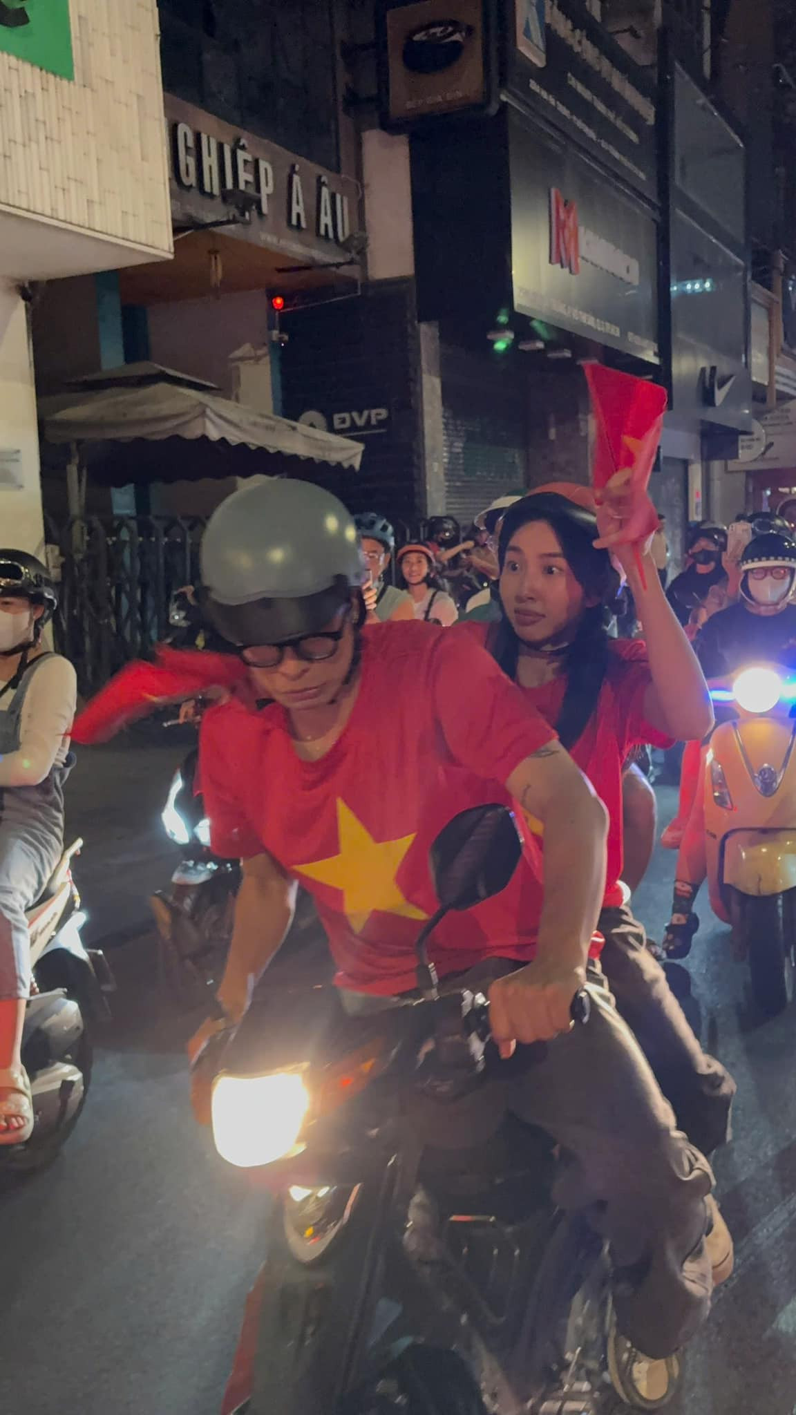 Đội tuyển Việt Nam lên ngôi AFF Cup 2024 với thành tích bất bại (7 thắng, 1 hoà), trong đó hai lần lượt khiến đối thủ vốn gây khó khăn như Indonesia, Singapore và Thái Lan phải ôm hận.