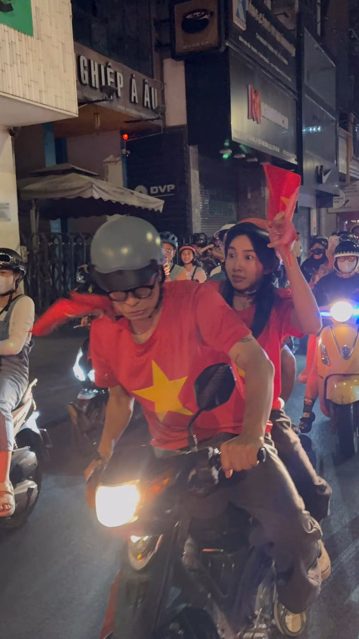 Đội tuyển Việt Nam lên ngôi AFF Cup 2024 với thành tích bất bại (7 thắng, 1 hoà), trong đó hai lần lượt khiến đối thủ vốn gây khó khăn như Indonesia, Singapore và Thái Lan phải ôm hận.