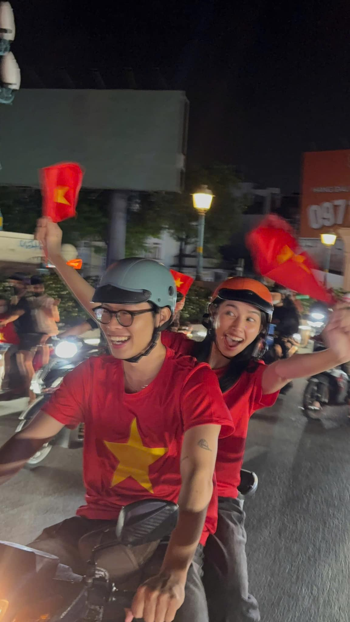 Cả hai đều là những người có sức ảnh hưởng lớn trên mạng xã hội, tuy nhiên đều không ngại xuống phố hò reo như bao người.