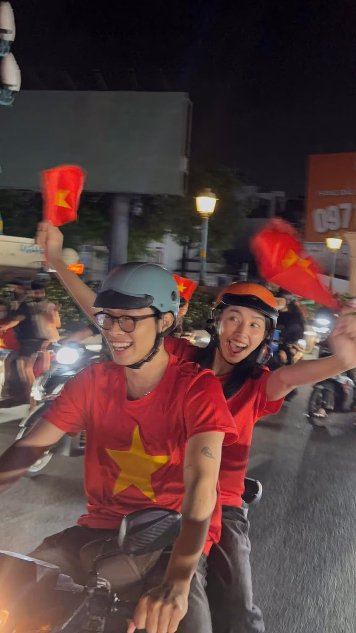 Cả hai đều là những người có sức ảnh hưởng lớn trên mạng xã hội, tuy nhiên đều không ngại xuống phố hò reo như bao người.