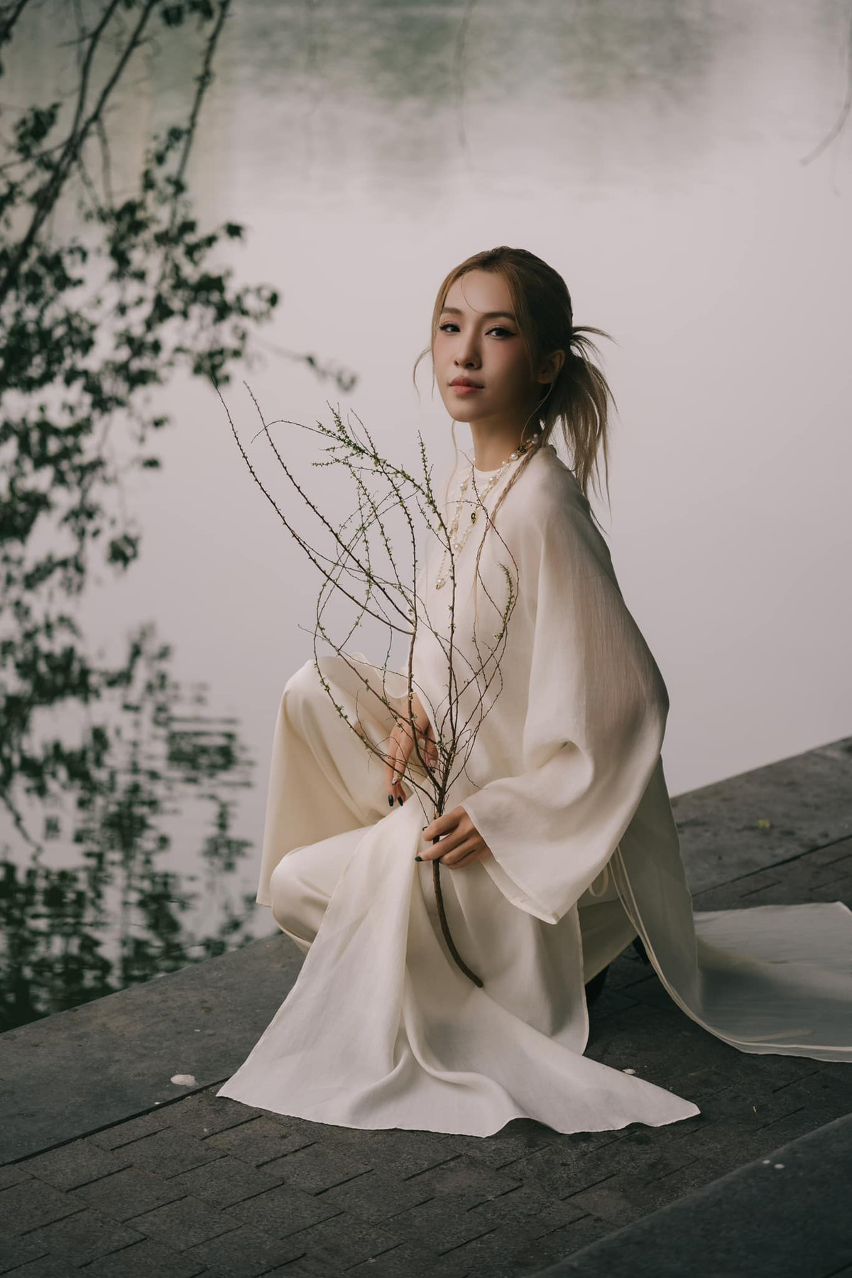 Trong bộ ảnh mới, Emily xuất hiện với hình ảnh một cô gái Hà Nội xưa.