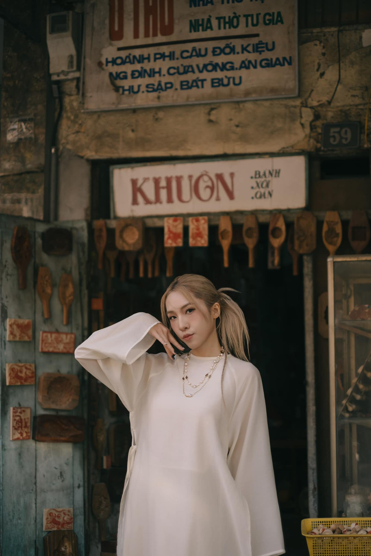 Thay vì những bộ cánh hiện đại, sành điệu, Emily đã chọn cho mình tà áo dài truyền thống, mang đến một vẻ đẹp dịu dàng, đằm thắm.