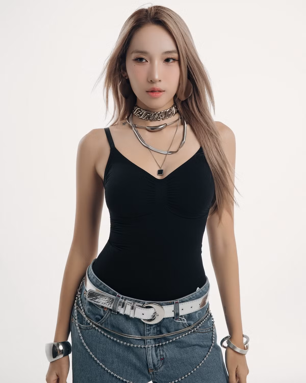 Emily được xem là một trong những hot girl đời đầu nổi đình đám thời bây giờ, cùng với Hạnh Sino, Huyền Baby. Cô nàng từng có thời gian chuyển hướng sang làm ca sĩ, cô để lại nhiều bản hit ấn tượng như Xin anh đừng, Ngọn nến trước gió…