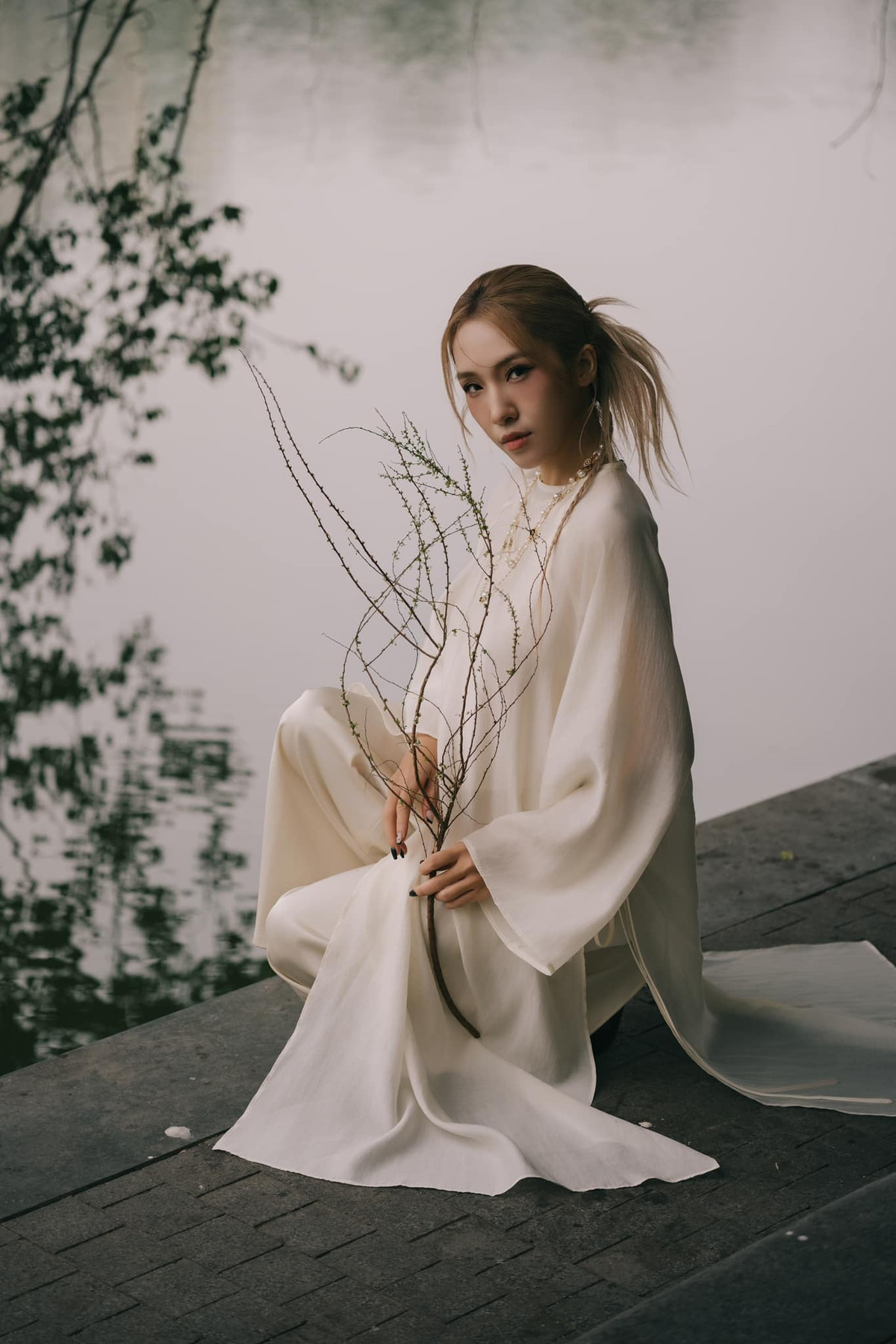 Bối cảnh chụp ảnh cũng được lựa chọn rất kỹ lưỡng, với những góc phố cổ kính, những ngôi nhà cổ, mặt hồ giúp cho bộ ảnh thêm phần chân thực và đậm chất hoài cổ.