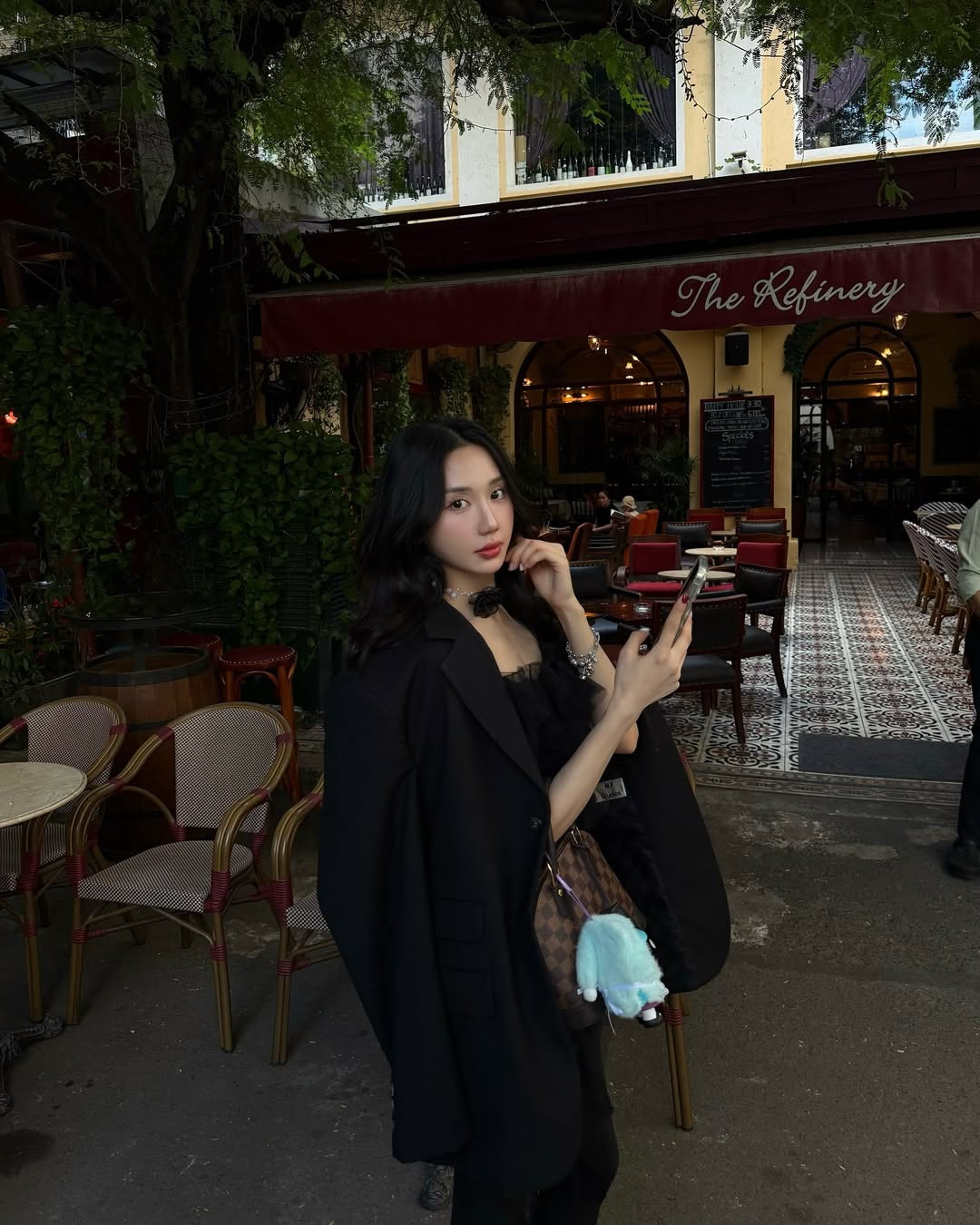 Với màu ảnh ám lạnh cùng thần thái ngút ngàn, cô nàng trông vô cùng thời thượng.