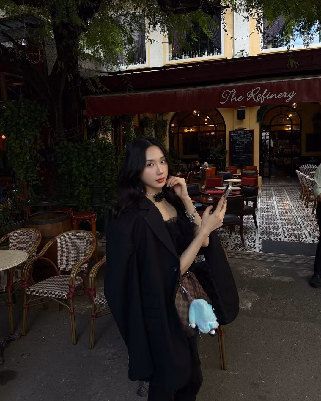 Với màu ảnh ám lạnh cùng thần thái ngút ngàn, cô nàng trông vô cùng thời thượng.