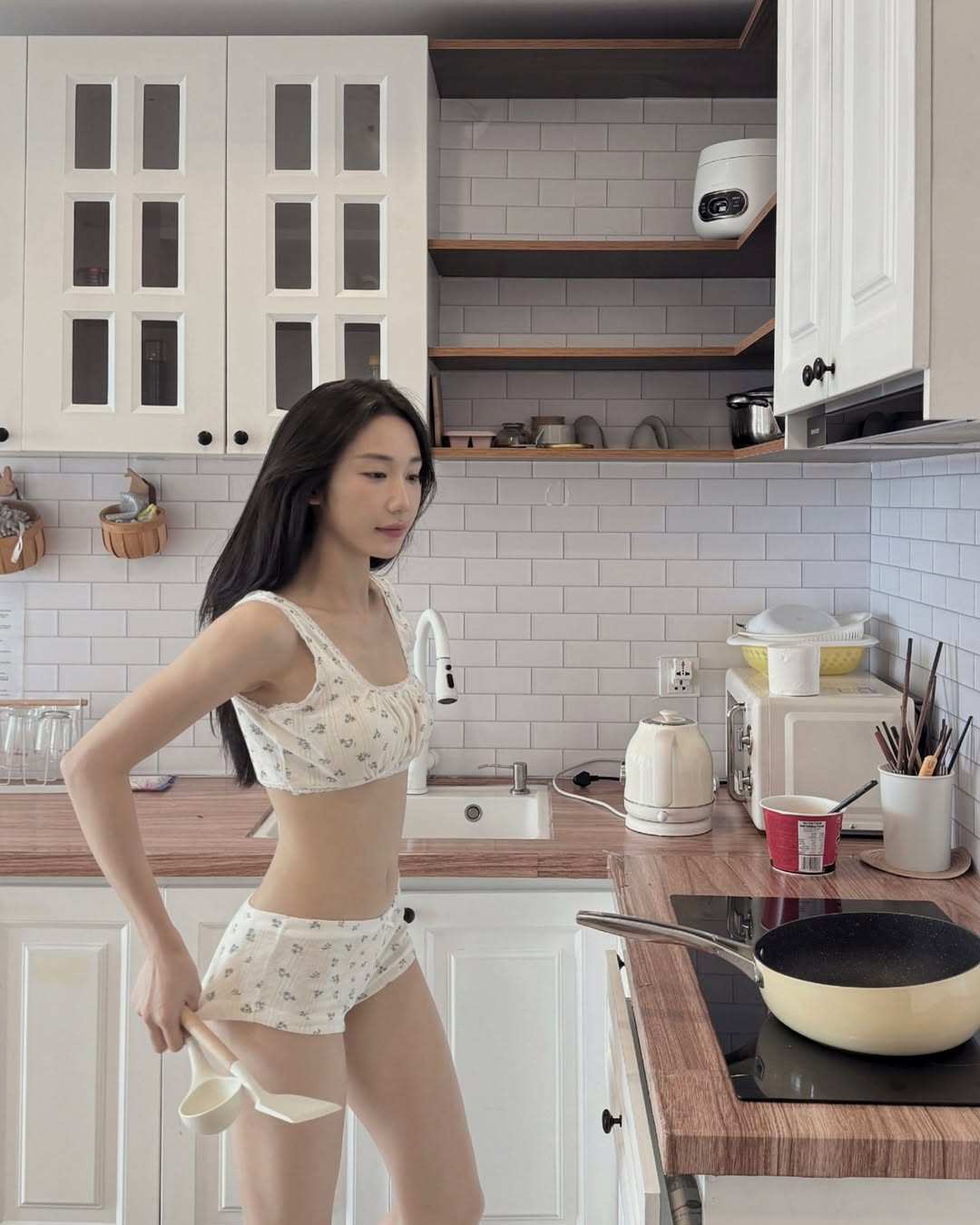 Loạt ảnh khoe dáng không góc chết trong không gian bếp cách đây không lâu của Mina Young khiến nhiều fan của cô nàng "đứng ngồi không yên" vì hình ảnh mới lạ.