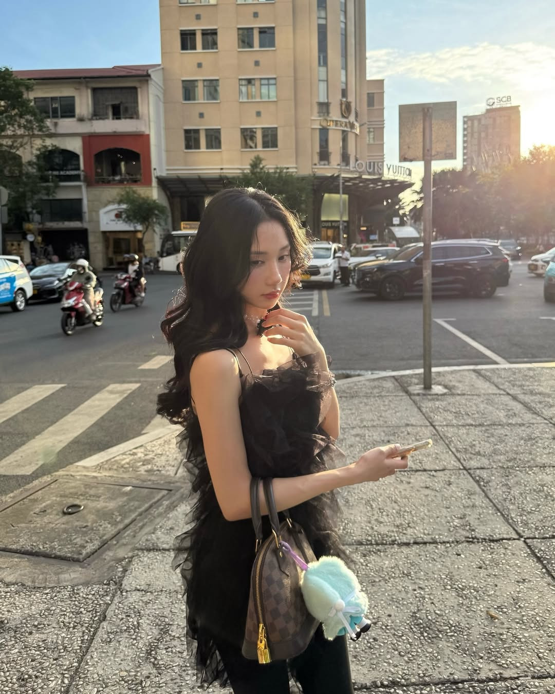 Thời gian gần đây, bên cạnh phong cách ngọt ngào thường thấy, cô nàng thử sức mình với nhiều phong cách thời trang khác nhau.