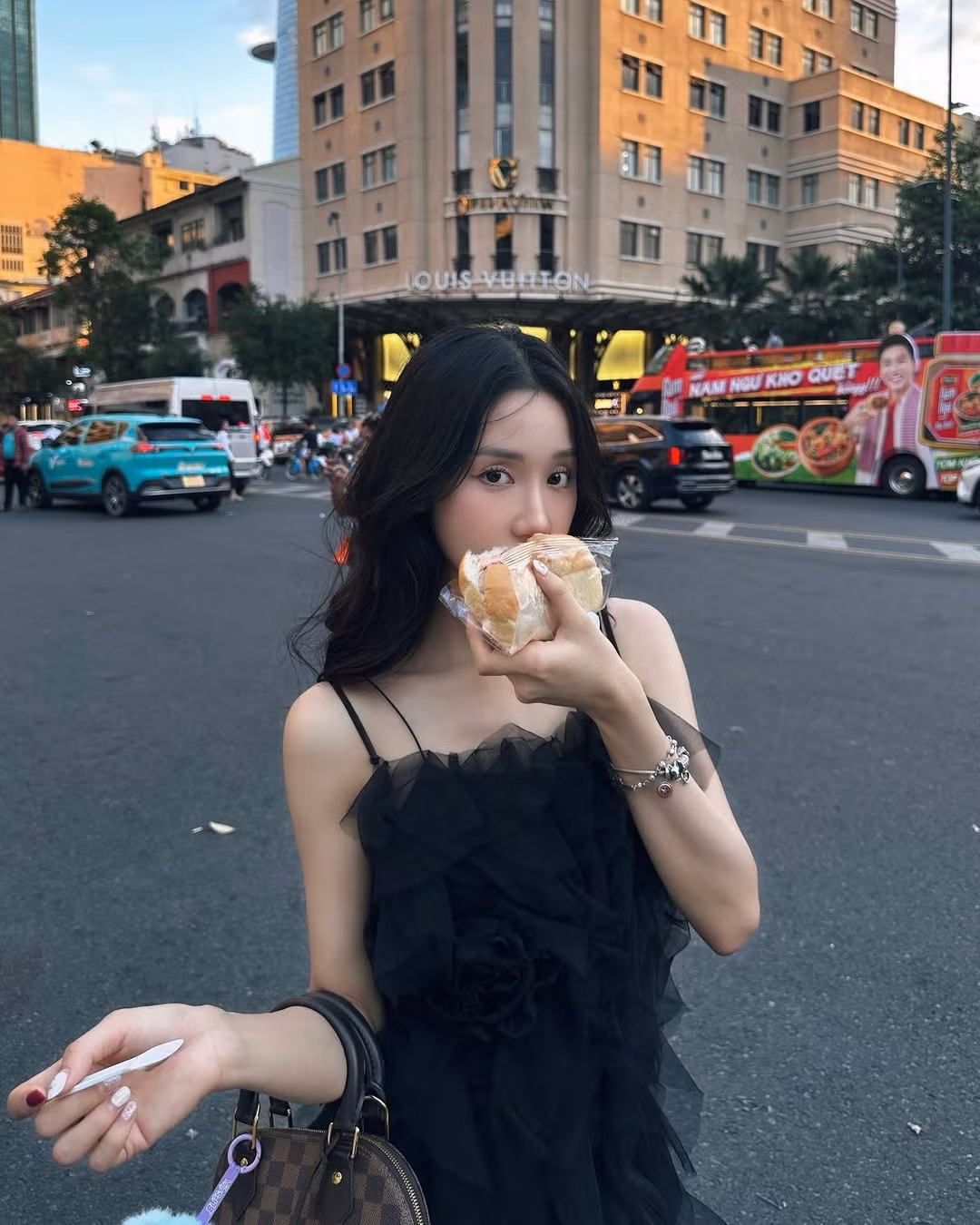 Mina Young lựa chọn cho mình chiếc váy 2 dây ren được cách điệu lạ mắt.