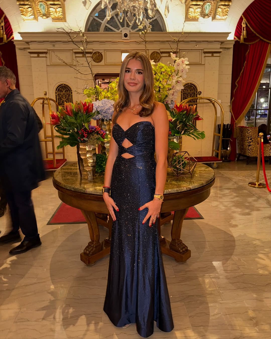 Cô nàng theo đuổi phong cách ăn mặc gợi cảm, quyến rũ có chừng mực.