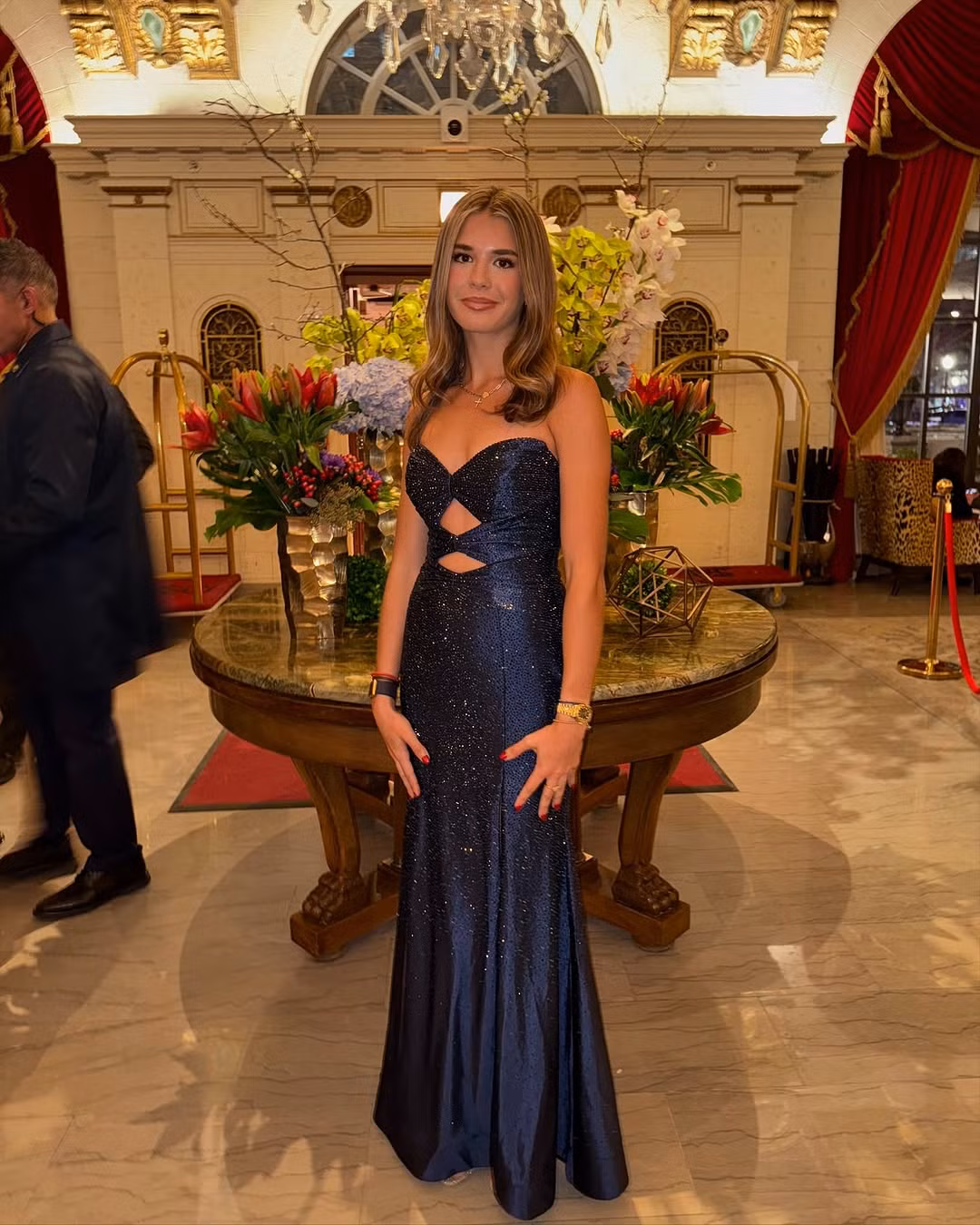 Cô nàng theo đuổi phong cách ăn mặc gợi cảm, quyến rũ có chừng mực.