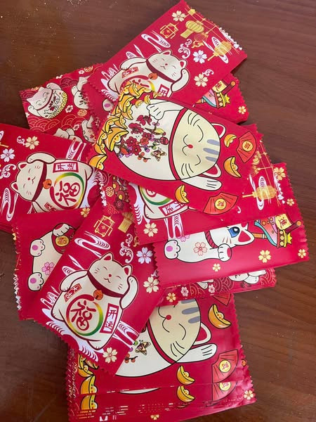 Theo đó, những bao lì xì này được thiết kế theo dạng túi mù. Người bốc trúng trước khi xé bao lì xì sẽ hoàn toàn không biết được bên trong có gì, hay mệnh giá ra sao.