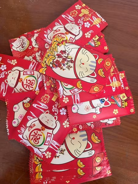 Theo đó, những bao lì xì này được thiết kế theo dạng túi mù. Người bốc trúng trước khi xé bao lì xì sẽ hoàn toàn không biết được bên trong có gì, hay mệnh giá ra sao.