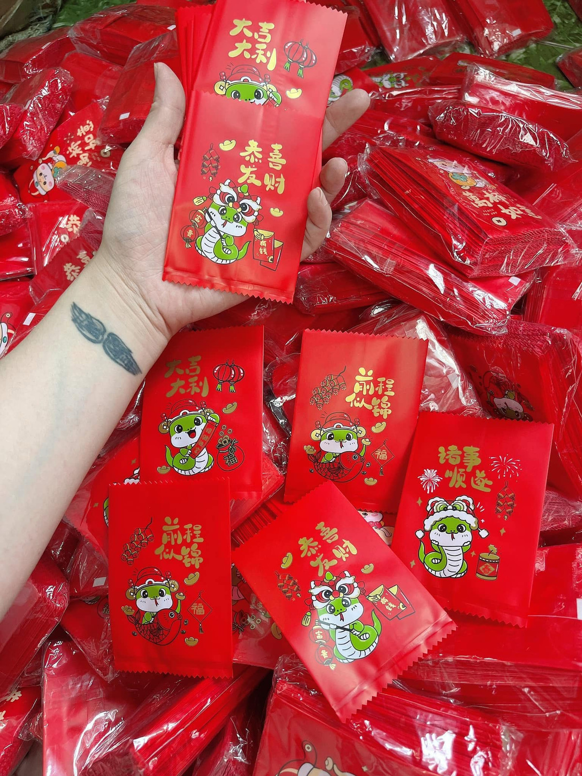 Tuy nhiên loại lì xì này có nhược điểm là chỉ sử dụng được một lần, và cũng không nên để tiền giấy vào trong, tránh tình trạng lúc xé túi mù xé luôn cả tiền.