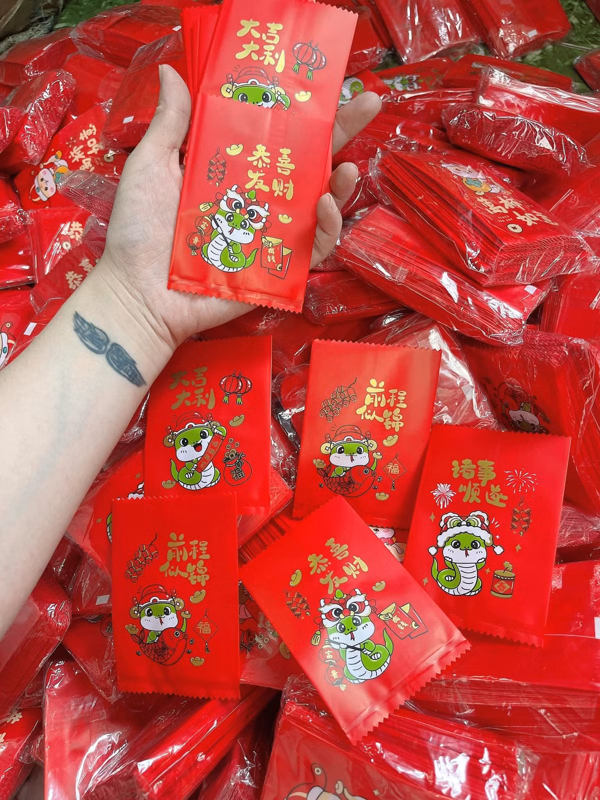 Tuy nhiên loại lì xì này có nhược điểm là chỉ sử dụng được một lần, và cũng không nên để tiền giấy vào trong, tránh tình trạng lúc xé túi mù xé luôn cả tiền.