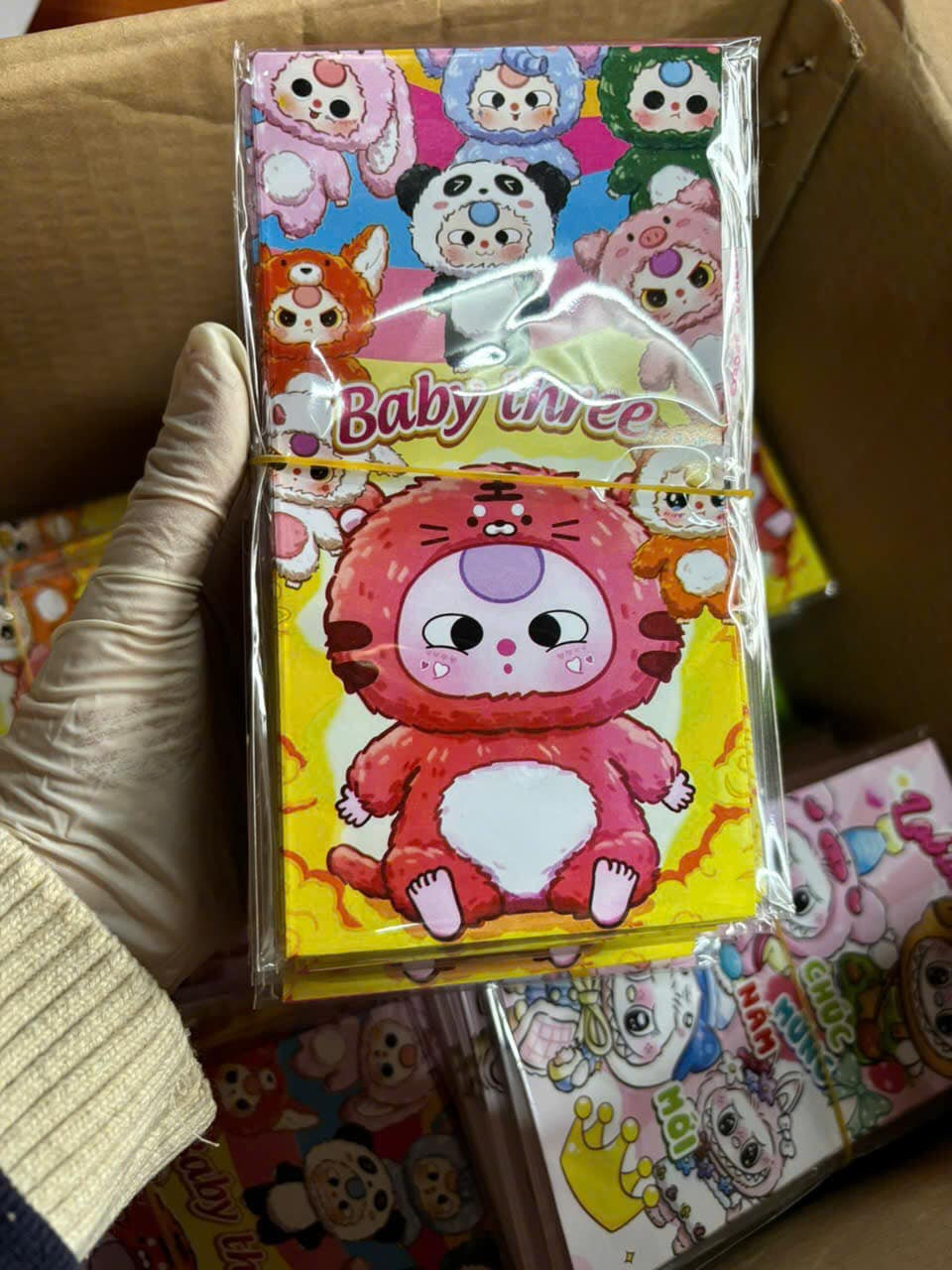 Bên cạnh lì xì túi mù, lì xì in hình Labubu hay Baby Three cũng được các bạn trẻ rất yêu thích.