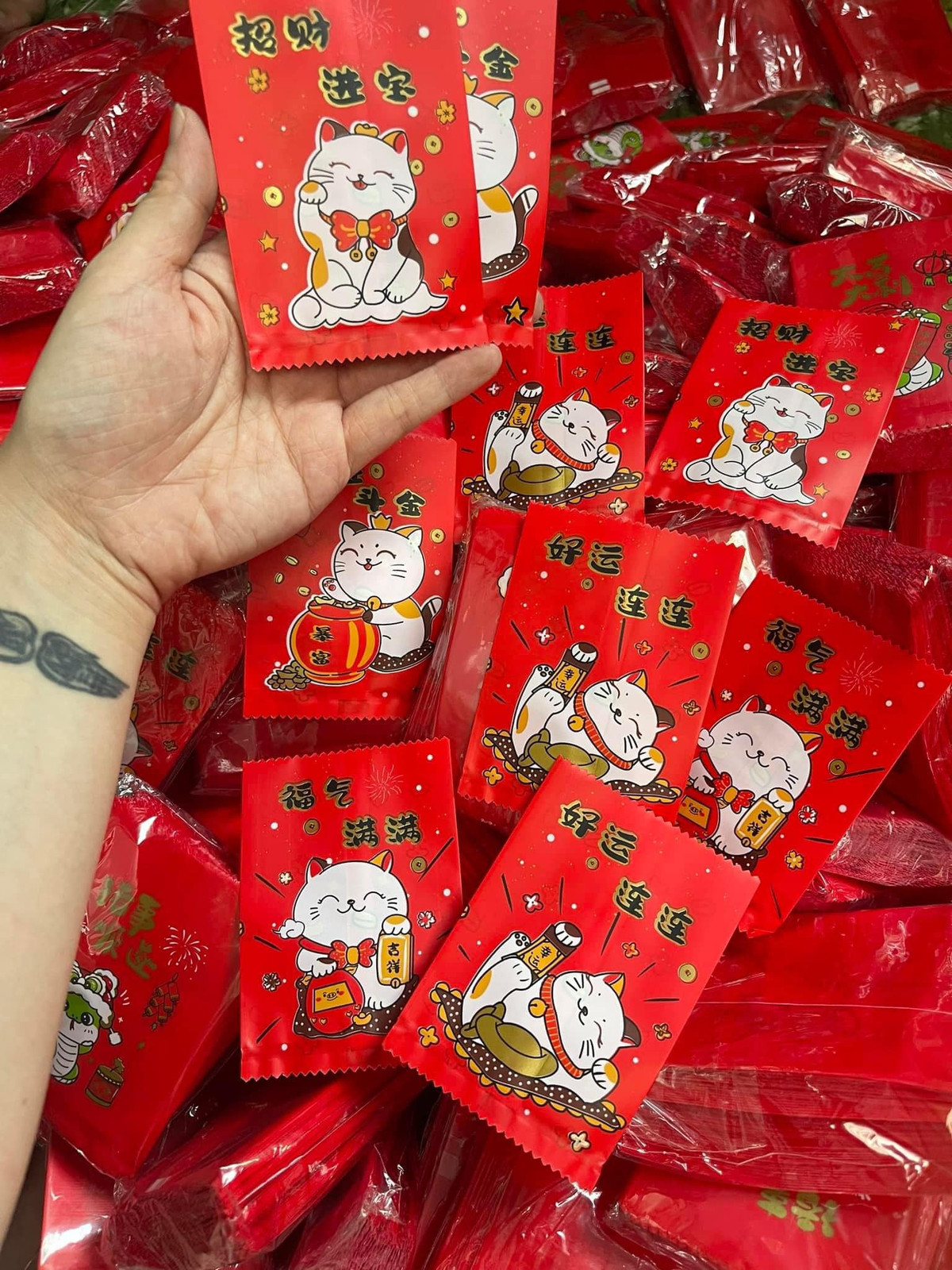 Lì xì túi mù không chỉ được bán online mà nhiều cửa hàng offline truyền thống ở nhiều chợ Tết cũng đã nhập hàng về bán.