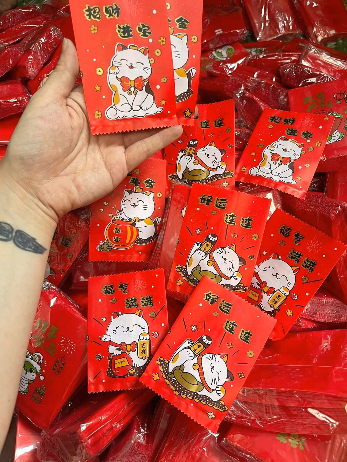 Lì xì túi mù không chỉ được bán online mà nhiều cửa hàng offline truyền thống ở nhiều chợ Tết cũng đã nhập hàng về bán.