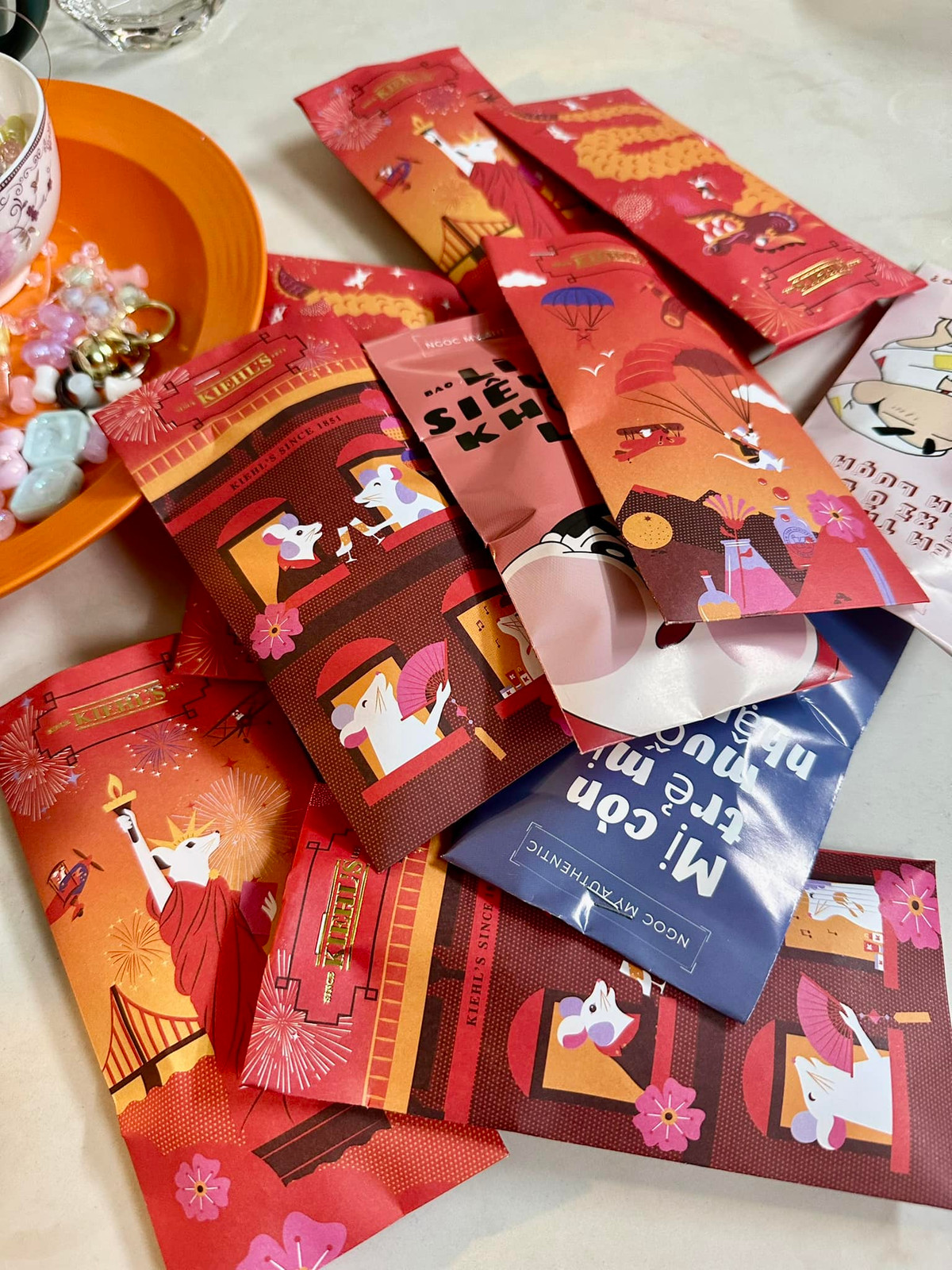 Chính vì vậy những ngày gần đến Tết Nguyên Đán, thị trường mua bán bao lì xì đang sôi động hơn bao giờ hết.