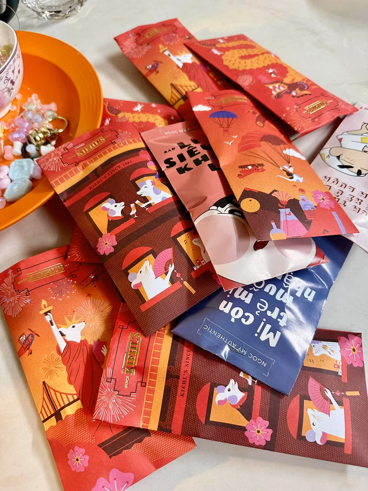 Chính vì vậy những ngày gần đến Tết Nguyên Đán, thị trường mua bán bao lì xì đang sôi động hơn bao giờ hết.