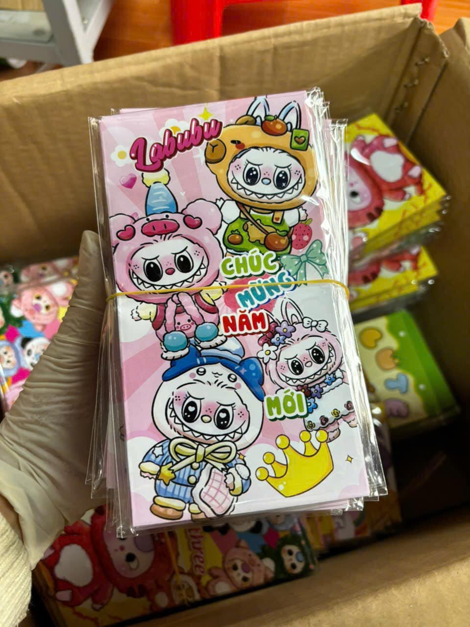 Bao bì lì xì được trang trí bắt mắt với những màu sắc rực rỡ, ấn tượng.