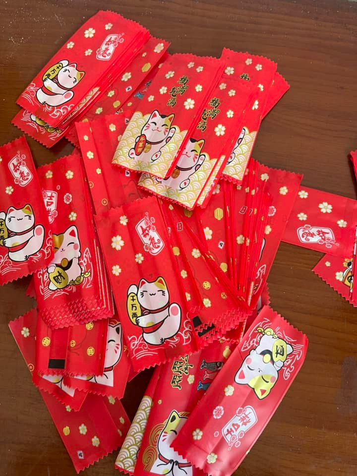 Những bao lì xì này khiến người nhận vừa có niềm vui được nhận tiền mừng tuổi cho năm mới, vừa được cảm nhận niềm vui xé túi mù, nhận blind box.