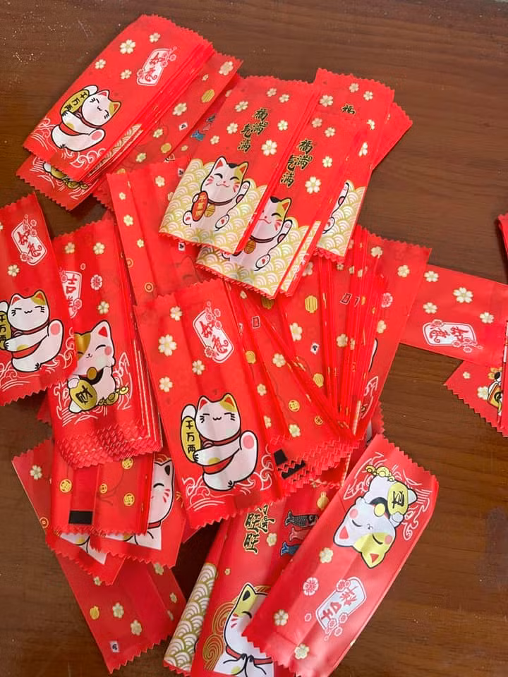 Những bao lì xì này khiến người nhận vừa có niềm vui được nhận tiền mừng tuổi cho năm mới, vừa được cảm nhận niềm vui xé túi mù, nhận blind box.