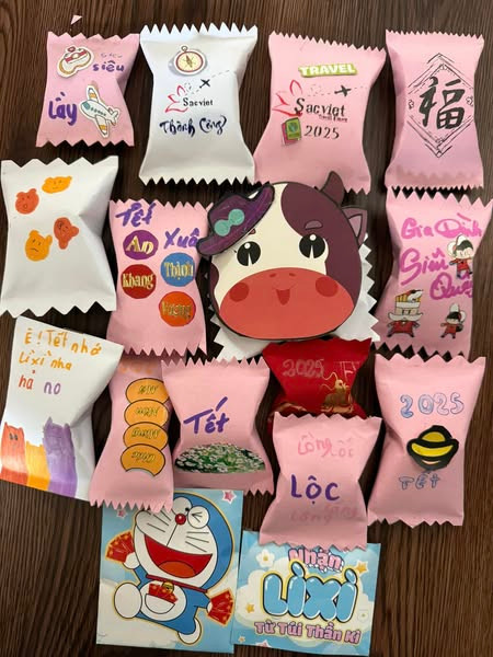 Năm vừa qua chứng kiến nhiều trend khác nhau, trong đó có trend xé túi mù được rất nhiều bạn trẻ yêu thích. Nắm bắt tâm lý khách hàng, nhiều nhà sản xuất đã cập nhật mẫu bao lì xì "xé túi mù" độc đáo, khiến nhiều người vô cùng thích thú.