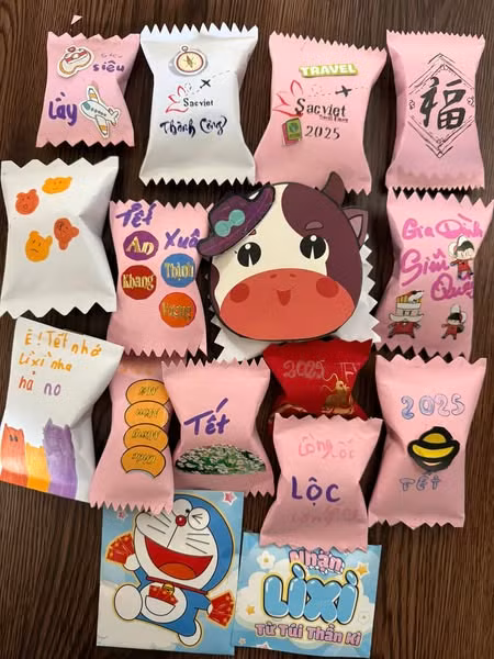 Năm vừa qua chứng kiến nhiều trend khác nhau, trong đó có trend xé túi mù được rất nhiều bạn trẻ yêu thích. Nắm bắt tâm lý khách hàng, nhiều nhà sản xuất đã cập nhật mẫu bao lì xì "xé túi mù" độc đáo, khiến nhiều người vô cùng thích thú.