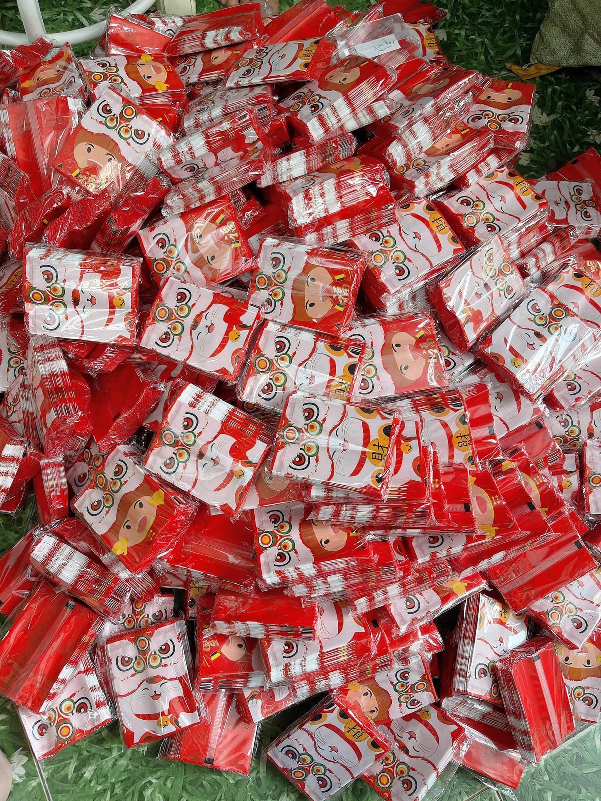 Phong tục lì xì ngày Tết cổ truyền là một hoạt động không thể thiếu mỗi dịp Tết đến Xuân về. Những phong bao lì xì đỏ thắm tượng trưng cho lời cầu chúc may mắn, an lành cho cả năm.