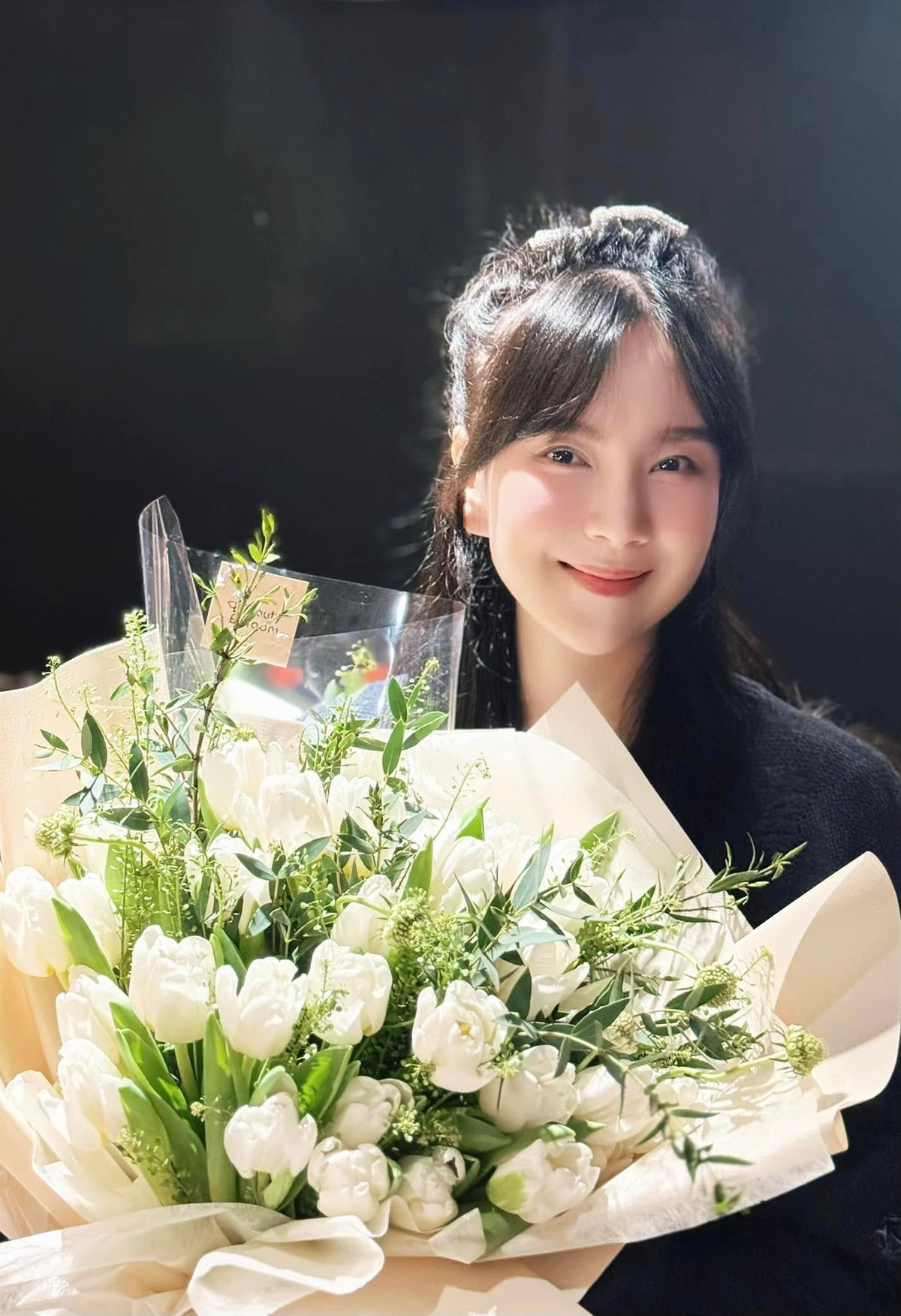 Mai Ngọc cũng chia sẻ với một người bạn: "Chắc là do đang có nhiều niềm vui nên nhìn tươi tắn hơn em mình nhỉ".