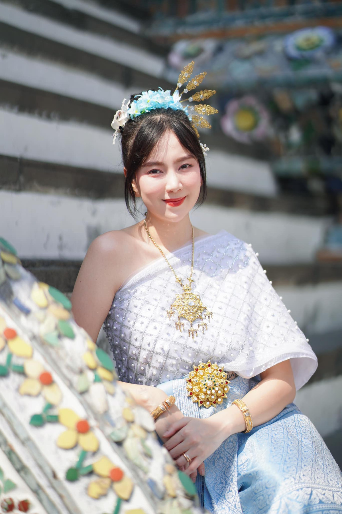 Vợ chồng cô ghé thăm nhiều địa danh ở xứ chùa Vàng và thưởng thức các đặc sản tại đây.