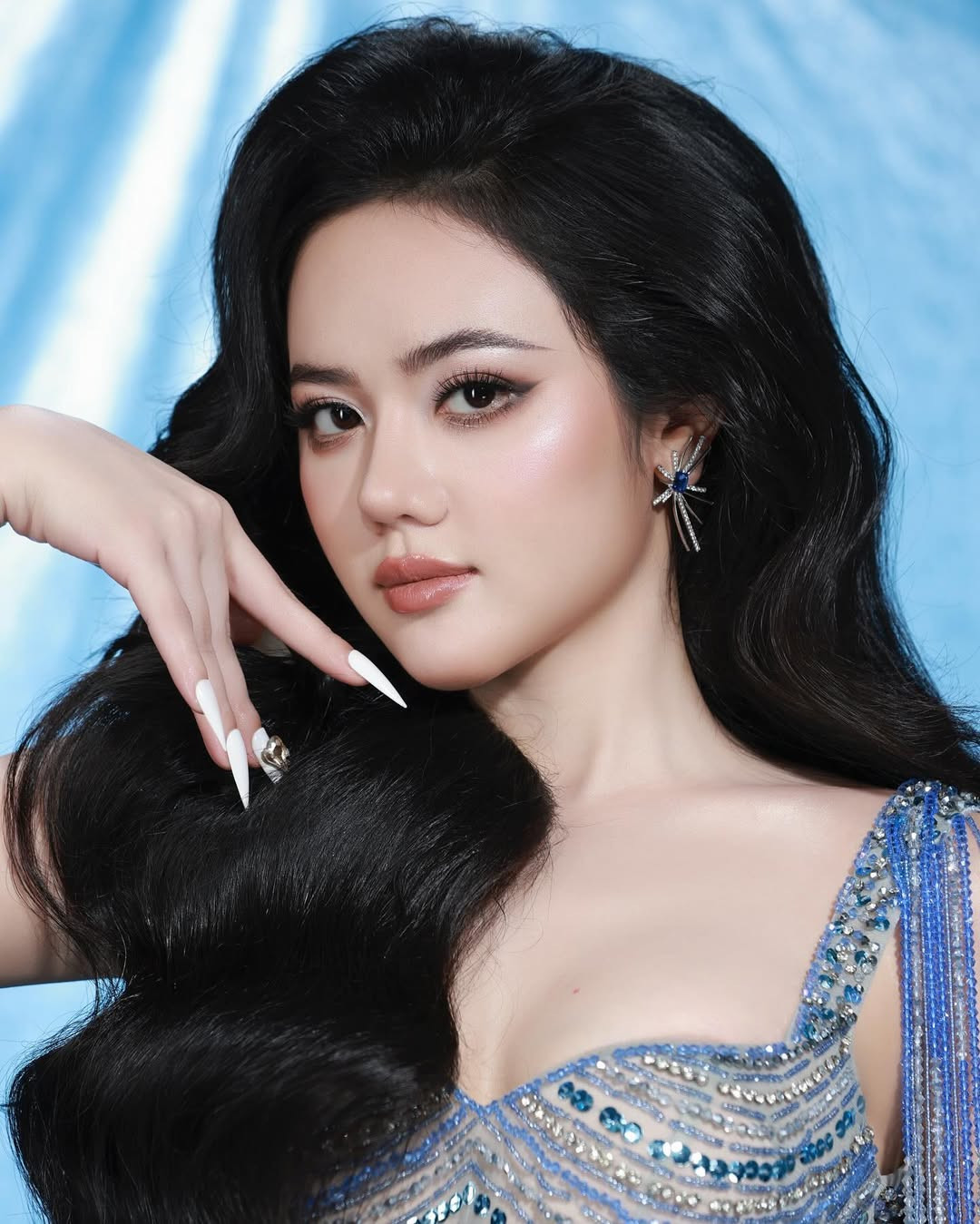 Trước đó, trong đoạn clip chia sẻ trên trang cá nhân, bạn gái tin đồn của Xemesis tiết lộ rằng đã tốn gần trăm triệu để đi thi Hoa hậu. Cô cho biết khoản đầu tư lớn nhất chính là trang phục trình diễn cho bán kết và đêm chung kết xếp hạng.