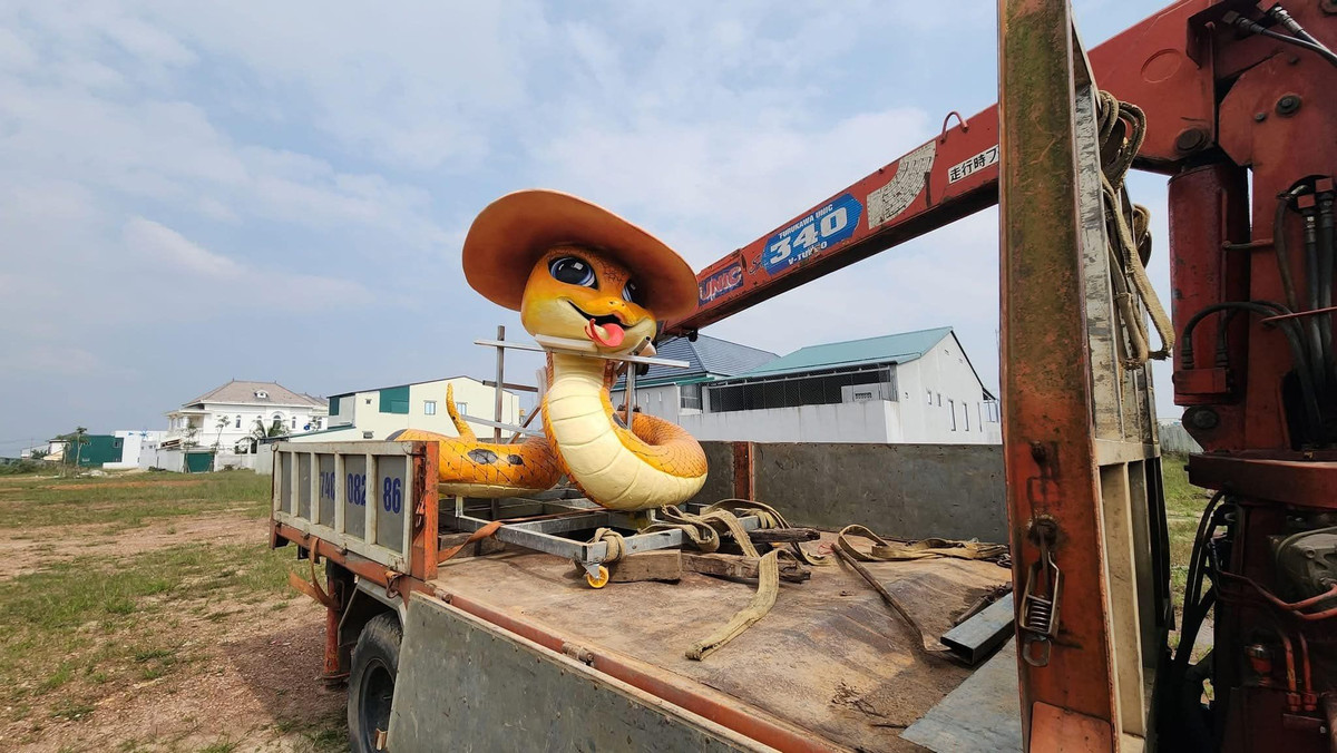 Được biết, "bé Na" này được đặt ở huyện vùng cao Hướng Hóa thuộc tỉnh Quảng Trị, đặt ở vườn hoa lưng chừng đồi, nhìn ra cánh đồng điện gió ẩn hiện trong mây đầy thơ mộng.