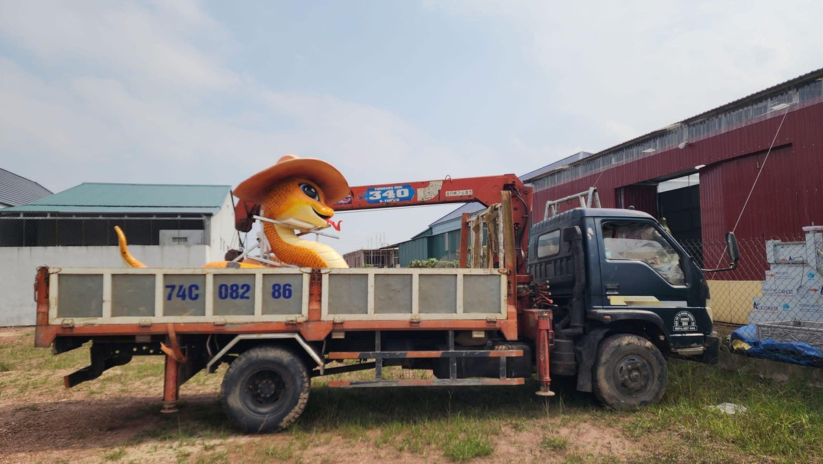 Theo quan sát, "bé Na" uốn lượn mềm mại, đầu đội mũ, lưỡi thè ra, đôi mắt to xinh xắn.