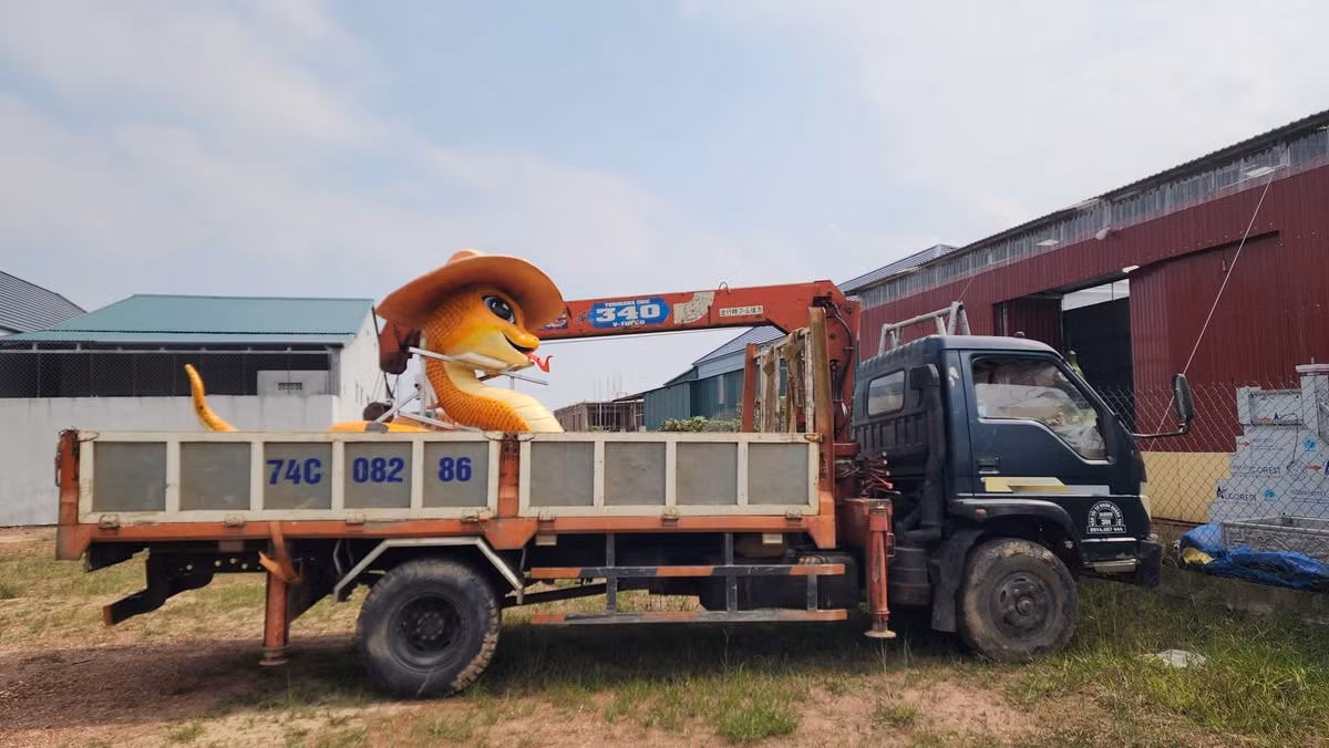 Theo quan sát, "bé Na" uốn lượn mềm mại, đầu đội mũ, lưỡi thè ra, đôi mắt to xinh xắn.