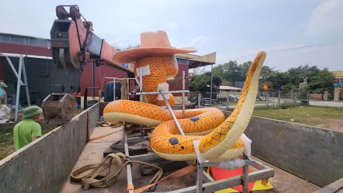 Khác với hình ảnh rắn thường thấy trong đời sống là loài vật nguy hiểm, có nọc độc, linh vật này mang đến một cảm giác vô cùng gần gũi và đáng yêu.